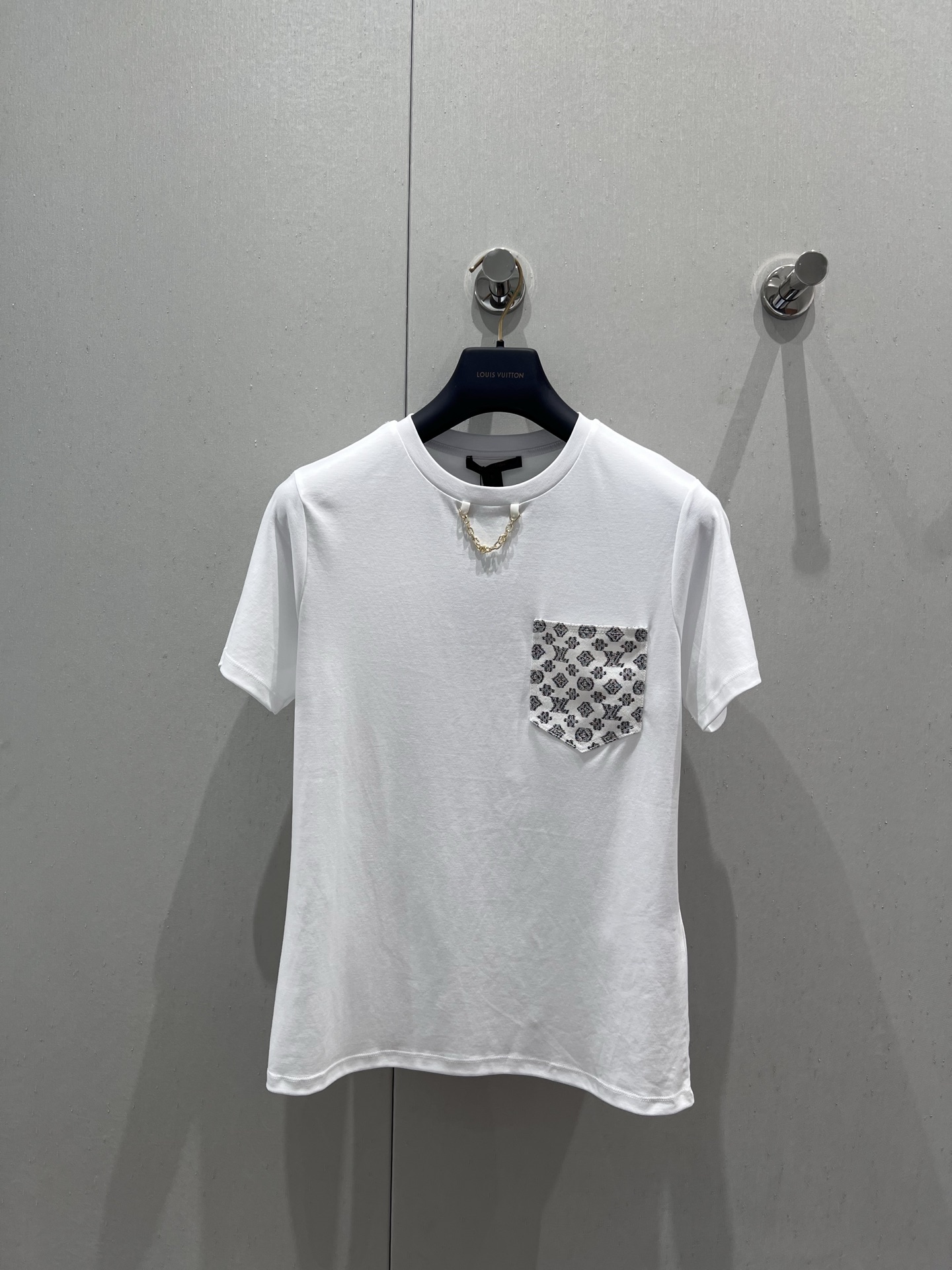 NO:424021,Support replacement Louis Vuitto* 25Ss spring and summer new style printed pocket chain round neck short-sleeved T-shirt | Exclusive yb development!  High-end production!  Super fashionable new T-shirt, with a cool and cool upper body, delicate texture, natural cotton, and soft, super beautiful!  Very good details, S/M/L real photos, louis vuitton, T-shirt,tees, t-shirt,alexander wang19860909支持换款 Louis Vuitto* 25Ss春夏新款 印花口袋链条圆领短袖T恤丨独家yb开发！高版出品！超时髦新款T恤 个性色调上身又酷又飒爽 纹理细腻,棉感自然,既有筋骨感又不失柔软,超级漂亮！细节做工超级好, 现货发售 S/M/L实拍细节图,,louis vuitton,T-shirt,tees，t-shirt,alexander wang,Women's clothing