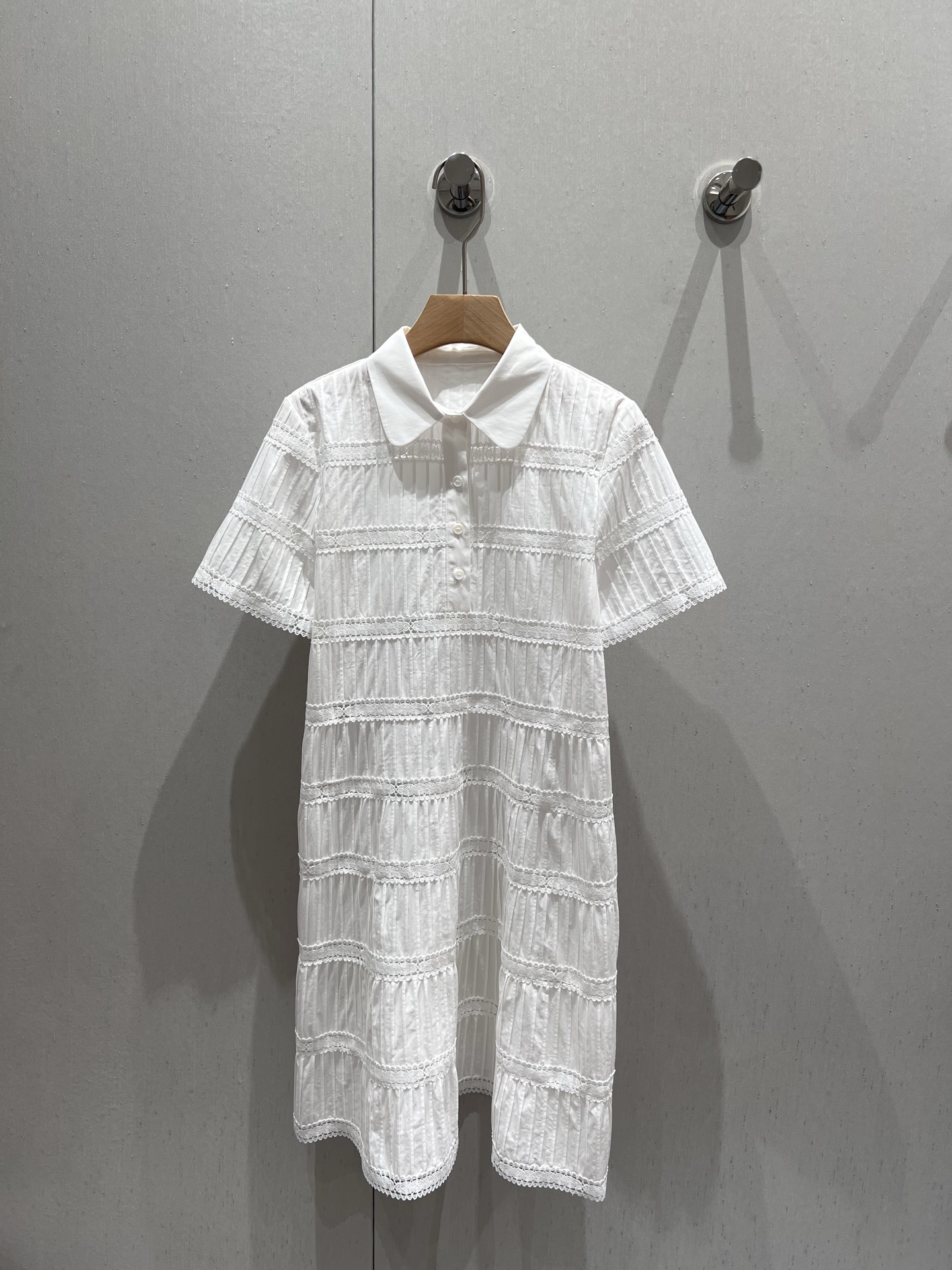 NO:423975,Support for replacement Celin* 25Ss spring and summer new style, beach cool summer lace hollow spliced ​​short-sleeved dress丨Exclusive yb development!  High-end production!  Imported pure cotton jacquard fabric is delicate and comfortable, and it is lively and elegant when walking, and the details show the texture of high-quality craftsmanship!  The pleated splicing Arc de Triomphe logo is fashionable and high-end!  The essential items of white and rich beauty, white temperament and high-end tuning, versatile and not picky about people's workmanship quality and look at the details. S/M/L real photos, celine, skirts, T-shirt, alexander wang19860909支持换款 Celin* 25Ss春夏新款 沙滩清凉夏日蕾丝镂空拼接短袖连衣裙丨独家yb开发！高版出品！进口纯棉提花面料细腻舒适,行走间灵动飘逸,细节出彰显高定工艺质感！压褶拼接凯旋门logo时髦又高级！白富美必备单品,洁白气质高级的调调,百搭不挑人做工品质看细节.现货发售 S/M/L实拍细节图,,celine,skirts,T-shirt,alexander wang,Women's clothing