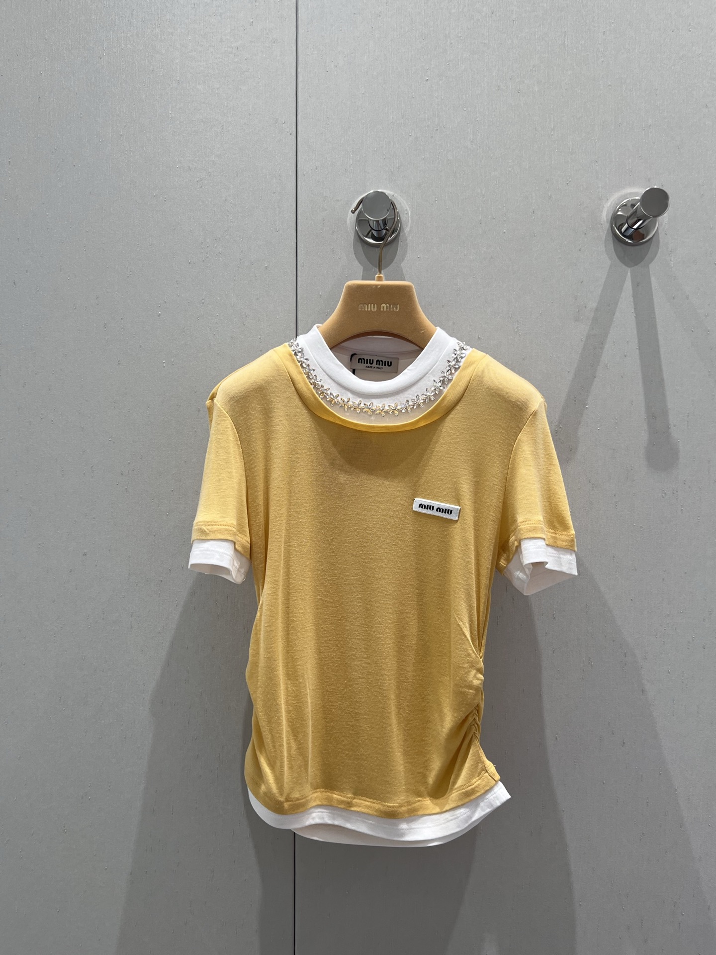 NO:424080,Support replacement Miumi*25Ss early spring new model, micro-label diamond neck fake two-piece slim short-sleeved T-shirt | Exclusive high-end product!  High stretch and comfortable fabric fake two-piece pleated design!  Full of single-wear layering design!  Both appearance and comfort!  The colors are super beautiful!  The result is full score!  An irresistible little item!  It's great to wear on your own!  Everything can be matched with [good] style really shows off your figure!  The customized fabric has a super texture and must not be missed!  S/M/L real photos, detailed pictures, miumiu, T-shirt,tees, t-shirt,alexander wang19860909支持换款 Miumi*25Ss早春新款 微标钻领假两件修身短袖T恤丨独家高版出品！高弹力舒适面料假两件褶皱设计！单穿叠穿设计感满满！颜值与舒适度兼具！颜色超级美！出片效果打满分！无法抗拒的小单品！无论单穿打底都很棒！万物皆可搭配[好的]版型真的巨显身材！定制面料质感超级赞绝对不能错过的爆款！现货发售S/M/L实拍细节图,,miumiu,T-shirt,tees，t-shirt,alexander wang,Women's clothing