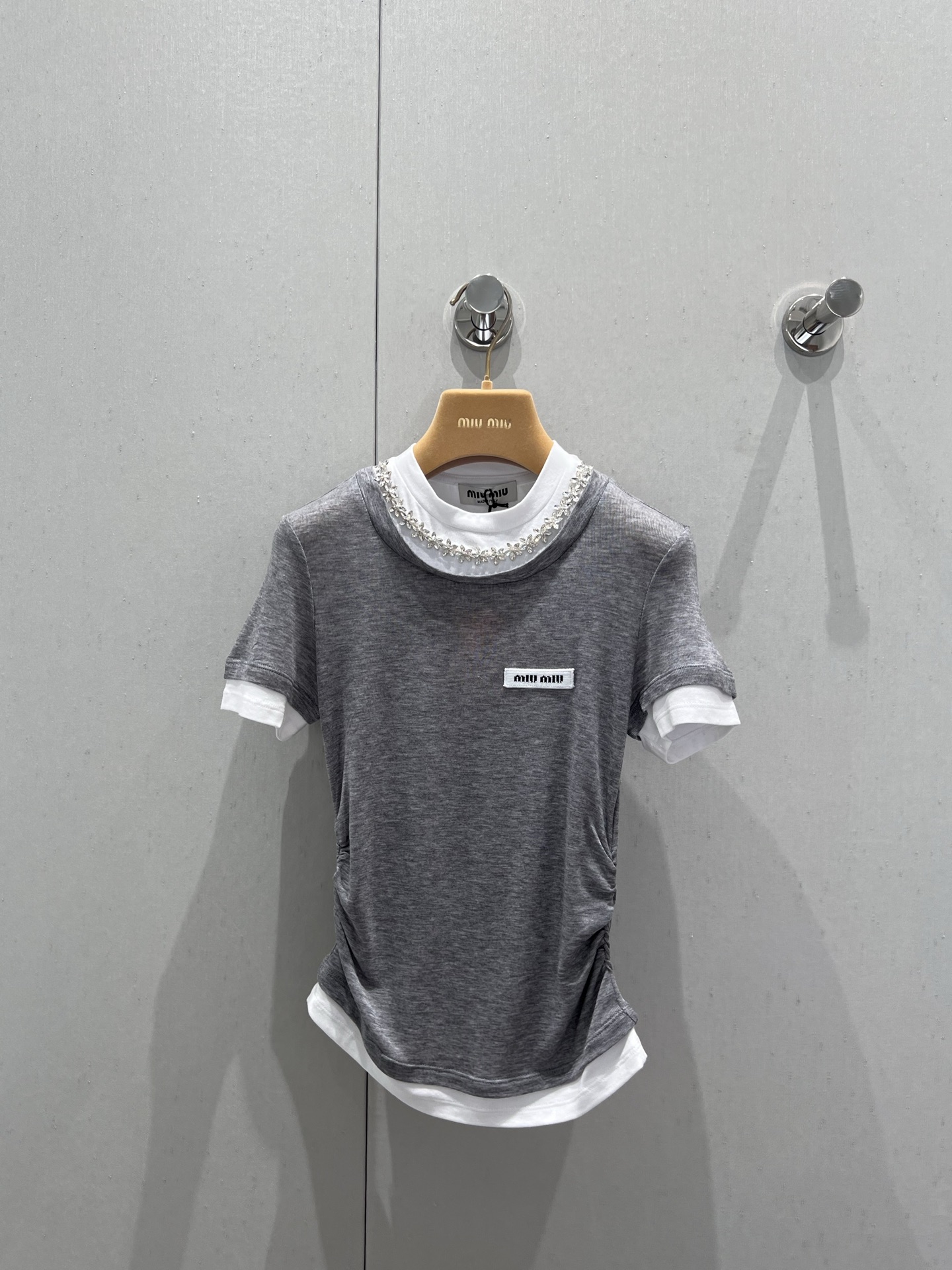 NO:424067,Support replacement Miumi*25Ss early spring new model, micro-label diamond neck fake two-piece slim short-sleeved T-shirt | Exclusive high-end product!  High stretch and comfortable fabric fake two-piece pleated design!  Full of single-wear layering design!  Both appearance and comfort!  The colors are super beautiful!  The result is full score!  An irresistible little item!  It's great to wear on your own!  Everything can be matched with [good] style really shows off your figure!  The customized fabric has a super texture and must not be missed!  S/M/L real photos, detailed pictures, miumiu, T-shirt,tees, t-shirt,alexander wang19860909支持换款 Miumi*25Ss早春新款 微标钻领假两件修身短袖T恤丨独家高版出品！高弹力舒适面料假两件褶皱设计！单穿叠穿设计感满满！颜值与舒适度兼具！颜色超级美！出片效果打满分！无法抗拒的小单品！无论单穿打底都很棒！万物皆可搭配[好的]版型真的巨显身材！定制面料质感超级赞绝对不能错过的爆款！现货发售S/M/L实拍细节图,,miumiu,T-shirt,tees，t-shirt,alexander wang,Women's clothing