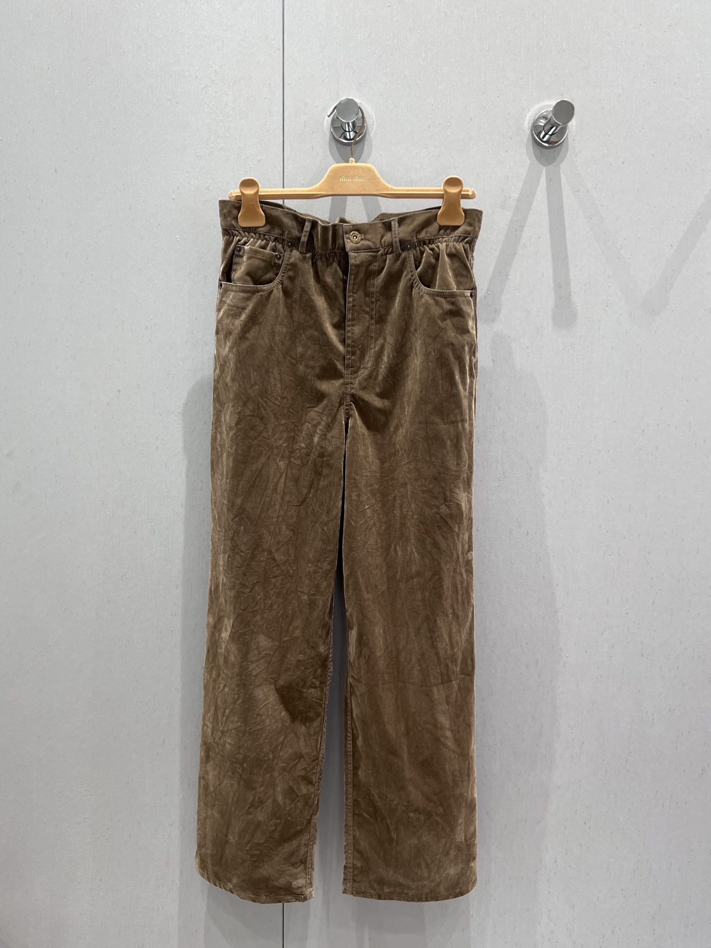 NO:424038,Support replacement Miumi* 25Ss spring and summer new style retro old high-waist wide-leg trousers | Exclusive yb development!  High-end production!  The imported velvet fabric is made of high-quality texture and has a crisp style. The unique old-fashioned process adds the texture of the years and highlights the personality attitude. The high-waisted elastic waist design is comfortable and optimizes the body proportions. The loose and wide-legged version covers the flesh and makes it look thin and first-class. Whether it is matched with a simple short top or a casual shirt, it can easily create a casual and fashionable street-breaking style. S/M/L real-life details pictures, miumiu, shirts, alexander wang19860909支持换款 Miumi* 25Ss春夏新款 复古做旧高腰阔腿长裤丨独家yb开发！高版出品！采用进口丝绒面料,质感高级,版型挺括.独特的做旧工艺,增添岁月质感,彰显个性态度.高腰松紧腰设计,舒适又能优化身材比例.宽松阔腿版型,遮肉显瘦一流,无论是搭配简约短上衣还是休闲衬衫,都能轻松打造出随性又时髦的炸街造型.现货发售 S/M/L实拍细节图,,miumiu,shirts,alexander wang,Women's clothing