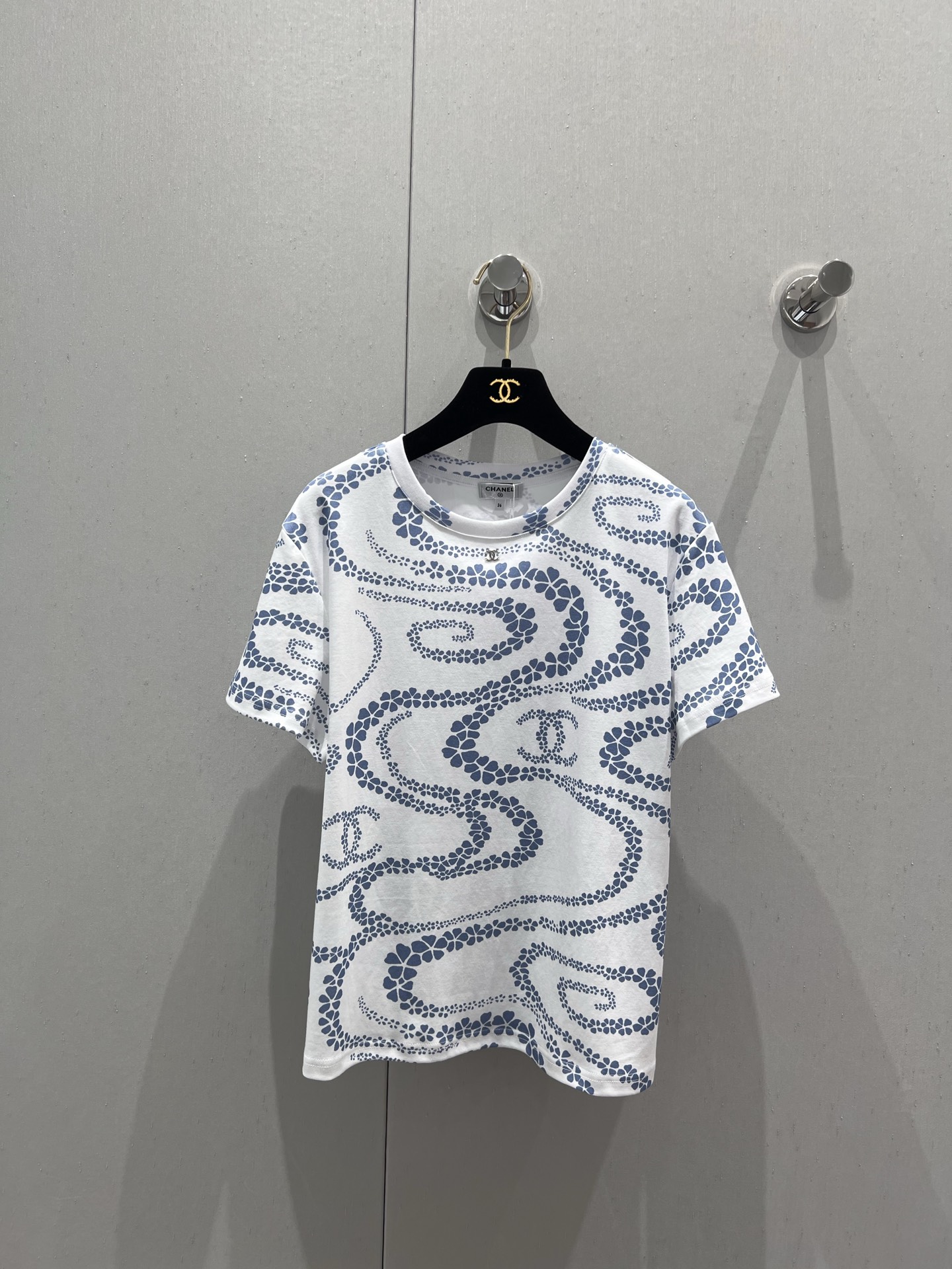 NO:424017,Support for replacement Chan* 25Ss spring and summer new round neck printed short-sleeved T-shirt | Exclusive yb development!  High-end production!  Customized mercerated cotton material, breathable and comfortable, full texture. The whole body is reactive and full of irregular camellia patterns. The double C logo is interspersed to highlight the brand style. The complex visual effects create a romantic and beautiful style. Meet the various needs of commuting and dating, and the outfits are more age-reducing. On sale in stock. S/M/L real-life details pictures, chanel, T-shirt,tees, t-shirt,alexander wang19860909支持换款 Chan* 25Ss春夏新款 圆领印花短袖T恤丨独家yb开发！高版出品！定制丝光全棉材质,透气舒适,质感十足 通体活性满印不规则错落山茶花图案 穿插双C徽标,凸显品牌格调 纷繁复杂的视觉效果,打造浪漫唯美风格 满足通勤约会多种需求,穿搭更显减龄俏皮 现货发售 S/M/L实拍细节图,,chanel,T-shirt,tees，t-shirt,alexander wang,Women's clothing