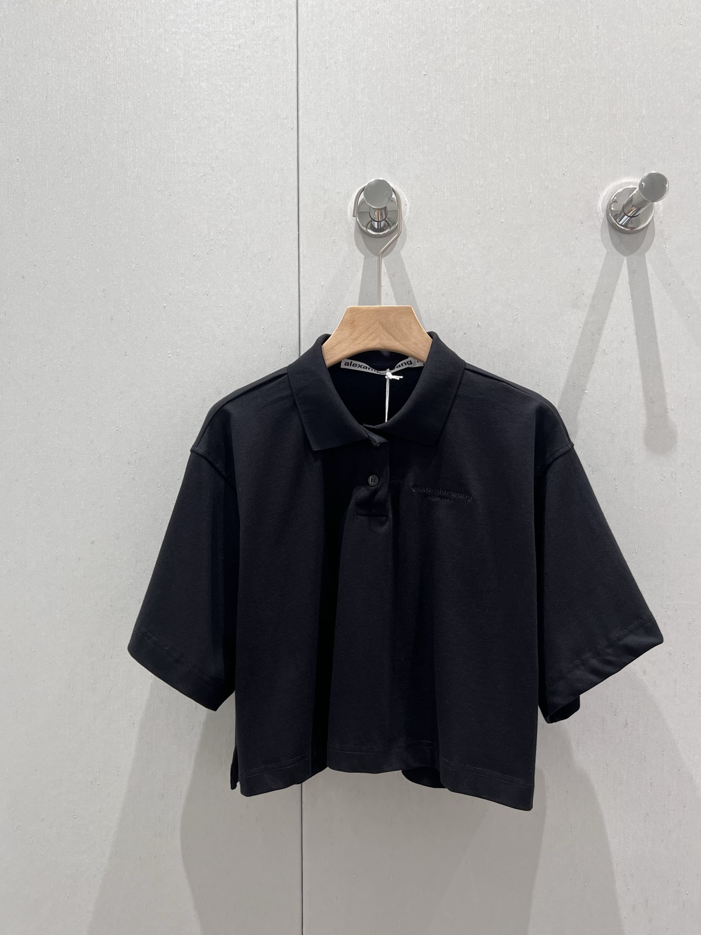 NO:425396,Support replacement Alex*nder wang 25Ss spring and summer new style embroidered letter short-sleeved lapel T-shirt丨Exclusive yb development!  High-end production!  Customized clean color fabric three-dimensional tailoring design, exquisite design adds a sense of styling. Lapel three-dimensional tailoring. Customized worsted cotton fabric. More brand fashion style. Girls age-reducing campus style. On-site sale. S/M/L real-life details pictures, T-shirt,tees, t-shirt,alexander wang.19860909支持换款 Alex*nder wang 25Ss春夏新款 刺绣字母短袖翻领T恤丨独家yb开发！高版出品！定制净色面料立体剪裁设计,精致设计增添造型层次感 翻领立体剪裁 定制精纺纯棉面料 更具品牌时尚风范 少女减龄校园风 现货发售 S/M/L实拍细节图,,T-shirt,tees，t-shirt,alexander wang,Women's clothing