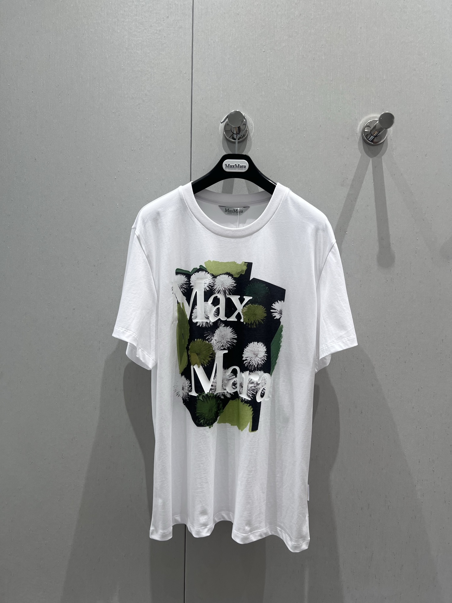 NO:425355,Support replacement Max mar* 25Ss spring and summer new style printed round neck short-sleeved T-shirt | Exclusive yb development!  High-end production!  Customized native cotton material, breathable and comfortable, full texture, loose short-sleeved T-shirt cut, highlighting the brand style, made of gram-weight pure cotton, full of drape, presenting a slimming visual effect YB development The whole garment chest uses printing technology and contrasting colors to outline the fresh style of dandelion and letter logo patterns. Elegant and artistic sense enhances the brand identity. Fashionable and high-end feel immediately. Create a personal style. Fashionable and relaxed. Single wear and inner wear is brilliant and fashionable. Customized surface accessories. On-site sale. S/M/L real-life details, T-shirt,tees, t-shirt,alexander wang19860909支持换款 Max mar* 25Ss春夏新款 印花圆领短袖T恤丨独家yb开发！高版出品！定制原生全棉材质 透气舒适 质感十足 宽松短袖T恤裁剪 凸显品牌格调 采用克重纯棉制成 垂坠感十足 呈现显瘦视觉效果 YB开发 整件成衣胸前利用印花工艺和撞色勾勒出清新风格的蒲公英和字母徽标图案 优雅艺术感加强品牌标识度 时尚高级感立现 打造个性风格 时髦松弛 单穿内搭都出彩时髦 定制面辅料 现货发售 S/M/L实拍细节图,,T-shirt,tees，t-shirt,alexander wang,Women's clothing