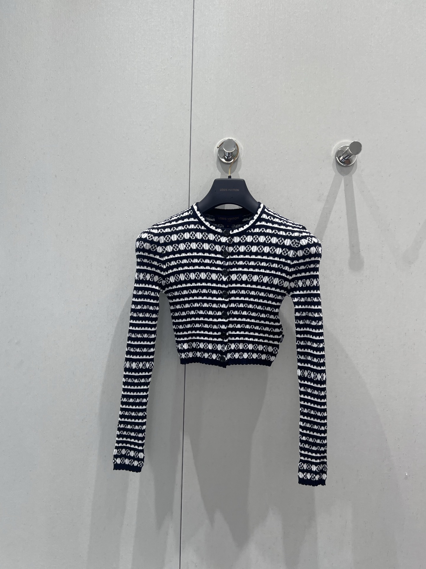 NO:425943,Support replacement Louis Vuitto* 25Ss spring and summer new style crochet knitted short cardigan丨Exclusive high-end product!  Silk cotton yarn weaving, texture high-quality and comfortable, short slim knitted cardigan tailoring, two sleeves and hem decorate wavy lace, matched with multi-patterned stripes, highlight the brand's personality, highlight the high-end outfit, inclusive and slim design, neckline threads, make simple styles look delicate and individual, wear and show slack tone, customize the latest four-leaf clover logo on the waist, distinguish market version, light luxury and fashionable outfit, single layering, first choice for fashion outfits, S/M/L real-life details pictures on sale, louis vuitton, alexander wang19860909支持换款 Louis Vuitto* 25Ss春夏新款 钩花针织短款开衫丨独家高版出品！丝棉纱线织造 质感高级舒适 短款修身针织开衫剪裁 两袖和衣摆装点波浪花边造型 搭配通体相间多纹路条纹图案 彰显品牌个性 凸显穿搭高级感 包容显瘦设计 领口包边螺纹 让简单款式穿出精致个性 穿搭尽显松弛调性 腰侧定制最新四叶草徽标 区别市场版本 穿搭轻奢时髦 单穿叠穿均可 四季时尚穿搭首选 现货发售S/M/L实拍细节图,,louis vuitton,alexander wang,Women's clothing