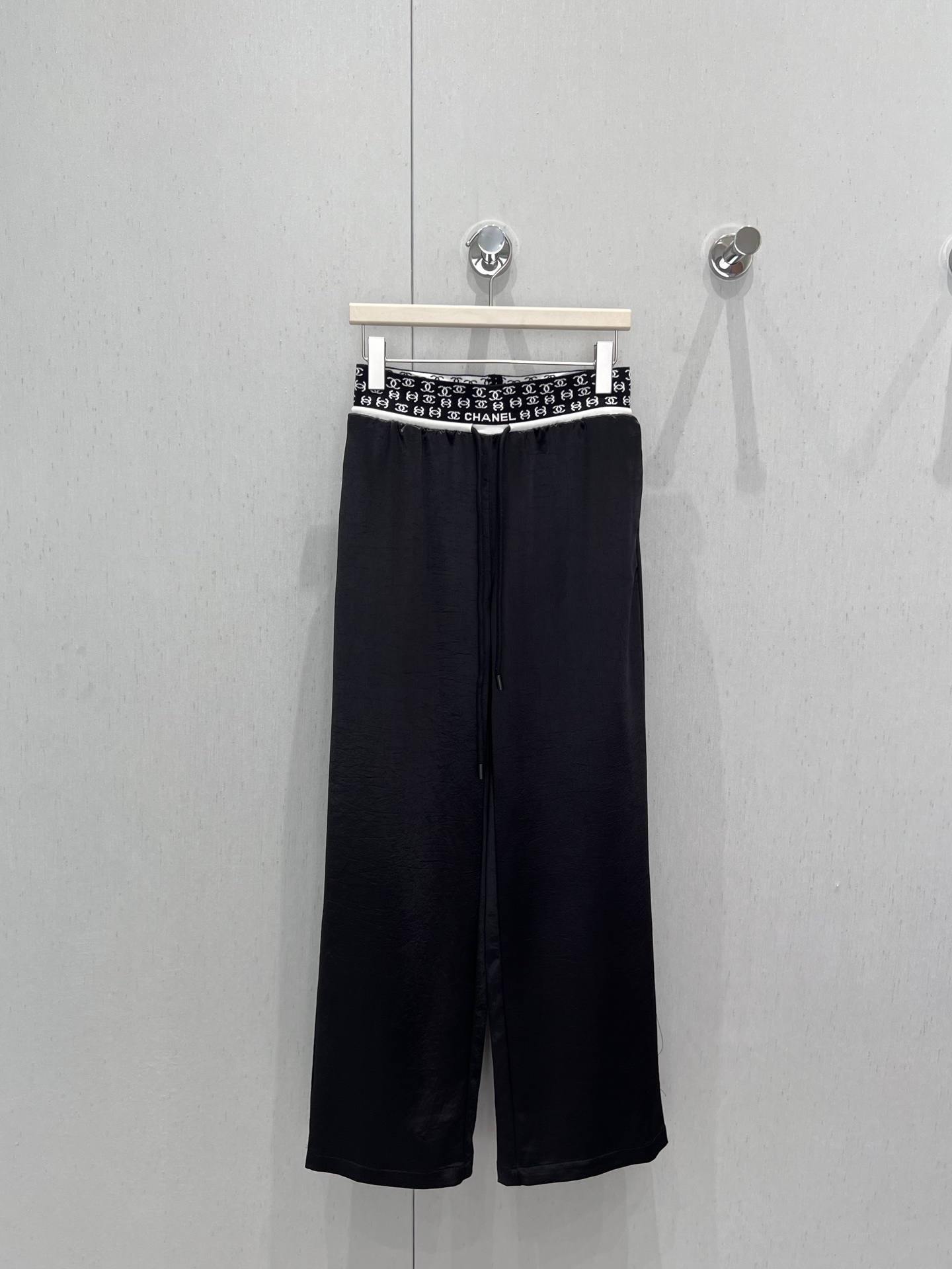 NO:418834,Support for replacement Chane* 25SS spring and summer new style, letter webbing waist drawstring acetate casual wide-leg pants | Exclusive high-end production!  A pair of pants that matches very well. It looks good [let me see] a goddess of temperament, her upper body looks super slim and easy to control, [naughty] a draped fabric with texture, breathable and comfortable [seduction] a cool and cold walking air conditioner. Get it quickly. Must buy it~Spot sale. S/M/L real-life details pictures, chanel, alexander wang19860909支持换款 Chane* 25SS春夏新款 字母织带腰抽绳醋酸休闲阔腿裤丨独家高版出品！很好搭配的一款裤子 好好看[让我看看]气质女神,上身超级显瘦轻松驾驭,[调皮]面料垂坠有质感 透气舒适[勾引]冰冰凉凉 行走的空调 快快入手 必须入手~现货发售 S/M/L实拍细节图,,chanel,alexander wang,Women's clothing