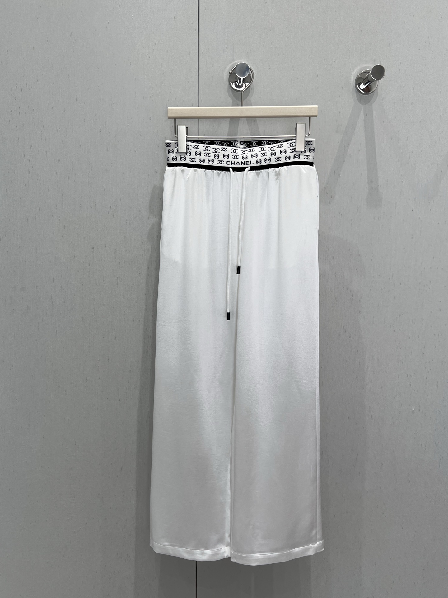 NO:418763,Support for replacement Chane* 25SS spring and summer new style, letter webbing waist drawstring acetate casual wide-leg pants | Exclusive high-end production!  A pair of pants that matches very well. It looks good [let me see] a goddess of temperament, her upper body looks super slim and easy to control, [naughty] a draped fabric with texture, breathable and comfortable [seduction] a cool and cold walking air conditioner. Get it quickly. Must buy it~Spot sale. S/M/L real-life details pictures, chanel, alexander wang19860909支持换款 Chane* 25SS春夏新款 字母织带腰抽绳醋酸休闲阔腿裤丨独家高版出品！很好搭配的一款裤子 好好看[让我看看]气质女神,上身超级显瘦轻松驾驭,[调皮]面料垂坠有质感 透气舒适[勾引]冰冰凉凉 行走的空调 快快入手 必须入手~现货发售 S/M/L实拍细节图,,chanel,alexander wang,Women's clothing