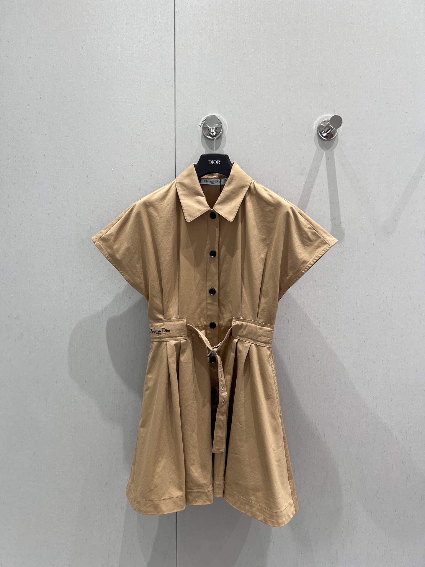 NO:425932,Support replacement Dio* 25Ss spring and summer new style lapel sleeveless pleated shirt dress | Exclusive yb development!  High-end production!  Customized pure cotton fabric, three-dimensional pleated design, waist with a cloth belt design logo embroidery embroidery, age-reducing retro girl temperament, free switching between waist-hugging and loose straight tube, upper body super-stripping, flesh-covering and slimming, fashionable age-reducing outfit, S/M/L real-life details pictures, dior, skirts, shirts, alexander wang19860909支持换款 Dio* 25Ss春夏新款 翻领无袖压褶衬衫连衣裙丨独家yb开发！高版出品！定制的纯棉面料 立体压褶设计 腰部搭配了本布腰带设计logo刺绣点缀 减龄复古女孩气质 收腰和宽松直筒两种穿法自由切换 上身超级显比列 遮肉显瘦 时尚减龄穿搭 现货发售S/M/L实拍细节图,,dior,skirts,shirts,alexander wang,Women's clothing