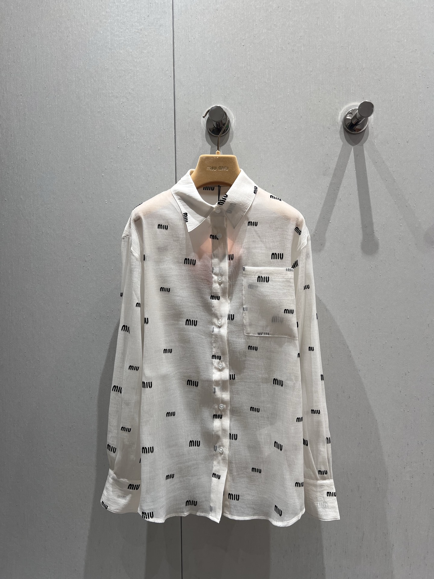 NO:418832,Support replacement Miumi* 25SS summer new model flocked printed long-sleeved sunscreen shirt丨Exclusive high-end production!  Ultra-thin summer fabric with excellent texture, clean and refreshing, a versatile item that can be salty or sweet on the upper body, breathable and thin. I really love it, and the texture of the customized fabric is also great!  If you want a distinctive shirt in the closet that you can wear at all times, don’t miss it! It’s great to wear whether it’s alone or as a sunscreen. The oversize loose style is not picky at all. The lazy and casual feeling is really easy to wear!  Fashionable guys, please enter the BI, you must arrange this for the wardrobe!  S/M/L real photos, miumiu, versace, shirts, alexander wang19860909支持换款 Miumi* 25SS夏季新款 植绒印花长袖防晒衬衫丨独家高版出品！夏季超薄面料 质感绝佳 干净清爽 上身可盐可甜的百搭单品 透气轻薄 真的超爱的一款,定制面料质感也是棒棒哒！想要衣柜里有一件可以时时刻刻穿得出去的有特点的衬衣真的别错过!无论单穿还是作为防晒外搭都很可 oversize宽松版型完全不挑身材 慵懒又随意的感觉真的太好穿了！时髦精们BI入好吧必须给衣柜安排上这一件！现货发售S/M/L实拍细节图,,miumiu,versace,shirts,alexander wang,Women's clothing