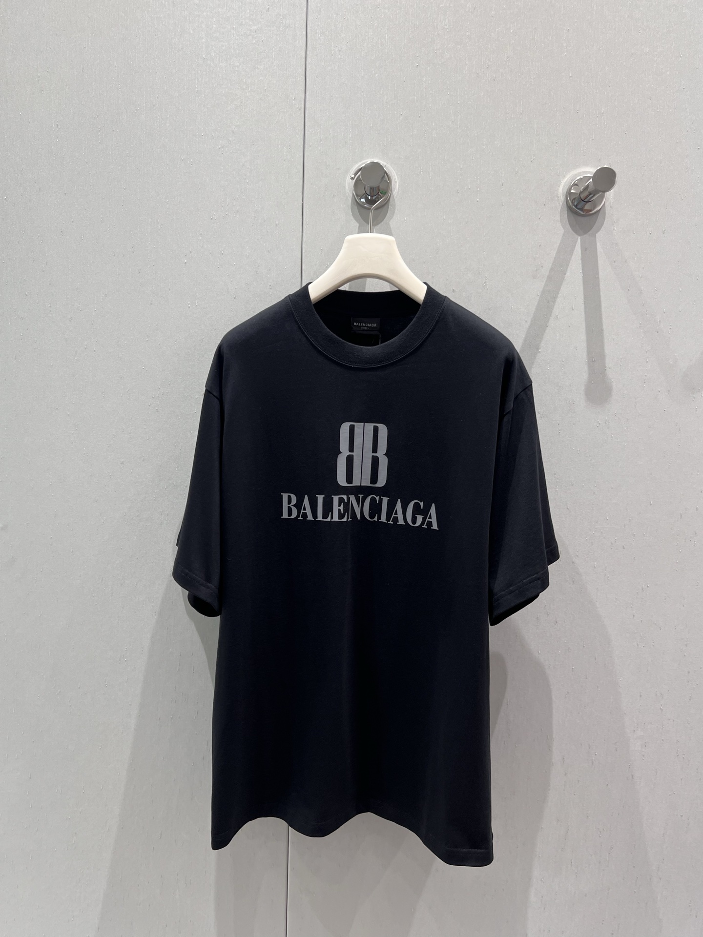 NO:418836,Support replacement Balenci*ga 25Ss spring and summer new BB printed short-sleeved round neck T-shirt | Exclusive yb development!  High-end production!  Native cotton material, breathable and comfortable, full texture, loose shoulder short-sleeved T-shirt cut, highlighting the brand's style, made of gram-weight pure cotton, the brand's own fashion sense is instantly created, creating a fashionable style at will, and the inner wear is brilliant and fashionable. S/M/L real-life details pictures are available in stock, balenciaga, T-shirt,tees, t-shirt,alexander wang19860909支持换款 Balenci*ga 25Ss春夏新款 BB印花短袖圆领T恤丨独家yb开发！高版出品！原生全棉材质 透气舒适 质感十足 宽松落肩短袖T恤裁剪 凸显品牌格调 采用克重纯棉制成 品牌自带的时尚感立现 随心打造时髦风格 单穿内搭都出彩时髦 现货发售S/M/L实拍细节图,,balenciaga,T-shirt,tees，t-shirt,alexander wang,Women's clothing