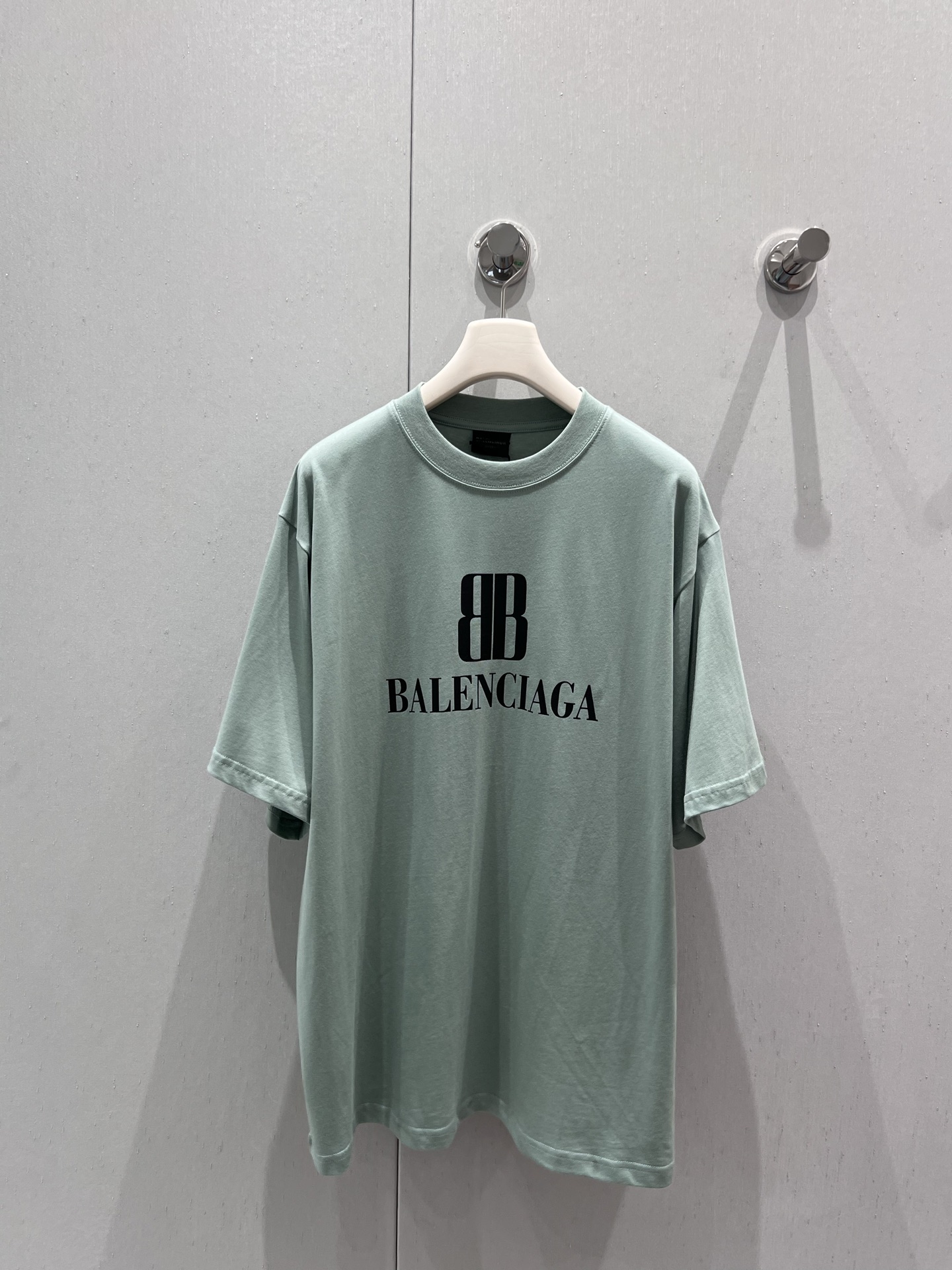 NO:418818,Support replacement Balenci*ga 25Ss spring and summer new BB printed short-sleeved round neck T-shirt | Exclusive yb development!  High-end production!  Native cotton material, breathable and comfortable, full texture, loose shoulder short-sleeved T-shirt cut, highlighting the brand's style, made of gram-weight pure cotton, the brand's own fashion sense is instantly created, creating a fashionable style at will, and the inner wear is brilliant and fashionable. S/M/L real-life details pictures are available in stock, balenciaga, T-shirt,tees, t-shirt,alexander wang19860909支持换款 Balenci*ga 25Ss春夏新款 BB印花短袖圆领T恤丨独家yb开发！高版出品！原生全棉材质 透气舒适 质感十足 宽松落肩短袖T恤裁剪 凸显品牌格调 采用克重纯棉制成 品牌自带的时尚感立现 随心打造时髦风格 单穿内搭都出彩时髦 现货发售S/M/L实拍细节图,,balenciaga,T-shirt,tees，t-shirt,alexander wang,Women's clothing