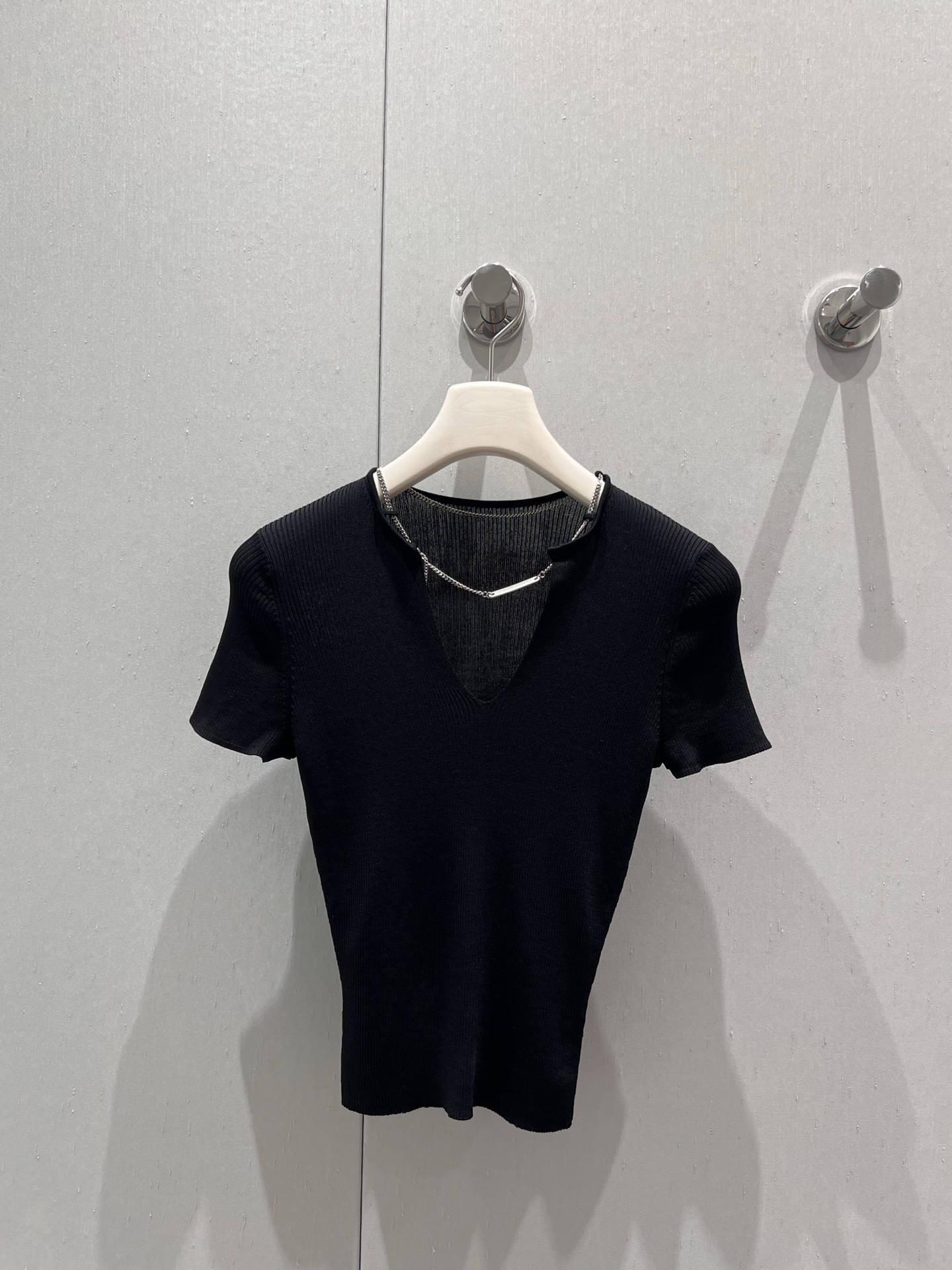 NO:418874,Support replacement Alexander Wan* 25Ss spring and summer new V-neck chain knitted short-sleeved top | Exclusive yb development!  High-end production!  Customized yarn material, soft and comfortable, the upper body looks slim, V-neck tailoring combined with metal chain design, sexy and careful pulling full slim cut out body lines, practical and elegant and slim. It looks simple, but in fact there are small designs everywhere, it is really a must-have for hot girls to sell S/M/L real-life details pictures, T-shirt, alexander wang19860909支持换款 Alexander Wan* 25Ss春夏新款 V领链条针织短袖上衣丨独家yb开发！高版出品！定制纱线材质 柔软舒适 上身格外显瘦 V领剪裁结合金属链条设计 性感小心机拉满修身剪裁勾勒身体线条,实穿又优雅显瘦.看着简单,实则到处都是小心机设计,真的是辣妹必入款现货发售S/M/L实拍细节图,,T-shirt,alexander wang,Women's clothing