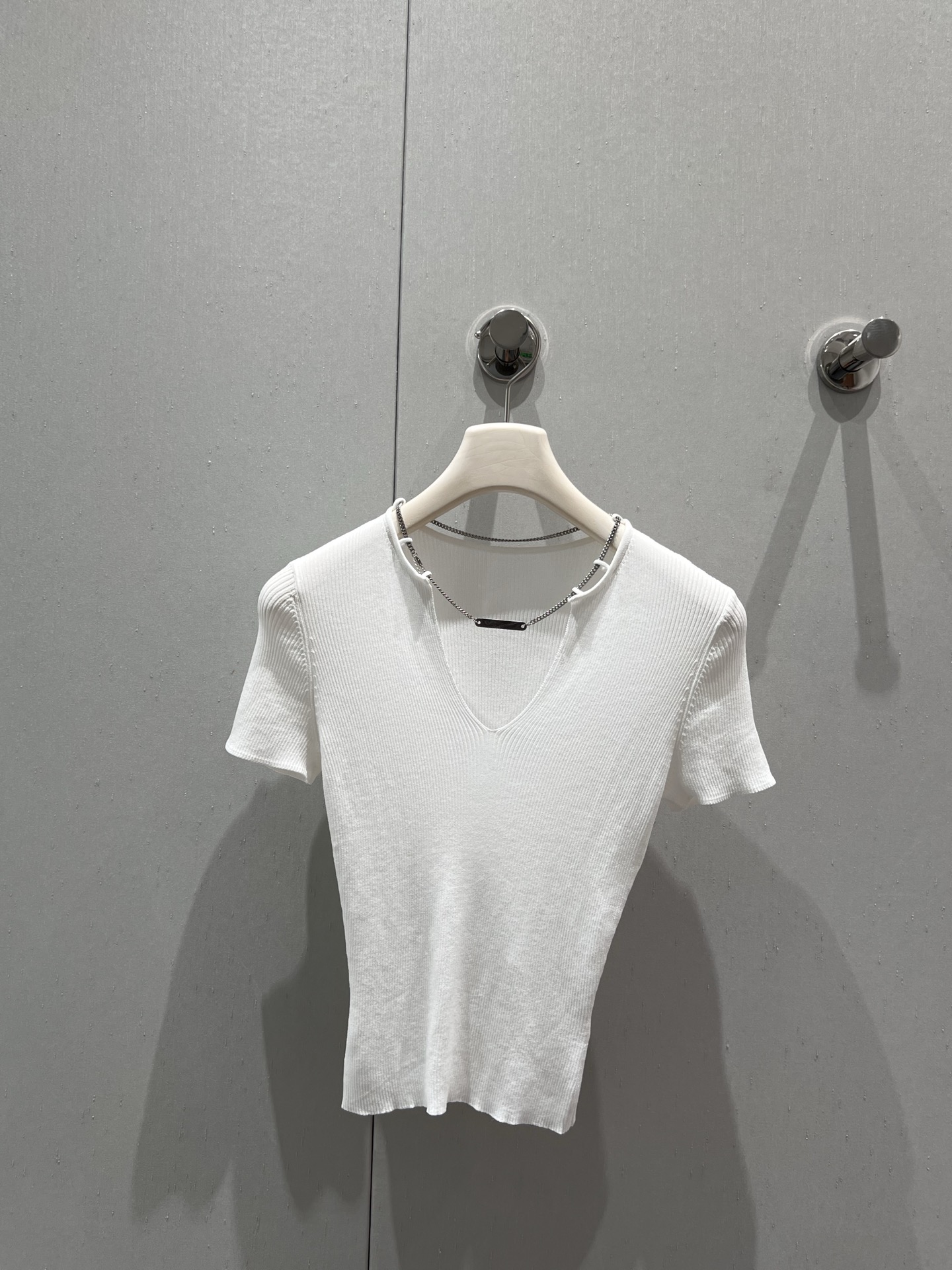 NO:418894,Support replacement Alexander Wan* 25Ss spring and summer new V-neck chain knitted short-sleeved top | Exclusive yb development!  High-end production!  Customized yarn material, soft and comfortable, the upper body looks slim, V-neck tailoring combined with metal chain design, sexy and careful pulling full slim cut out body lines, practical and elegant and slim. It looks simple, but in fact there are small designs everywhere, it is really a must-have for hot girls to sell S/M/L real-life details pictures, T-shirt, alexander wang19860909支持换款 Alexander Wan* 25Ss春夏新款 V领链条针织短袖上衣丨独家yb开发！高版出品！定制纱线材质 柔软舒适 上身格外显瘦 V领剪裁结合金属链条设计 性感小心机拉满修身剪裁勾勒身体线条,实穿又优雅显瘦.看着简单,实则到处都是小心机设计,真的是辣妹必入款现货发售S/M/L实拍细节图,,T-shirt,alexander wang,Women's clothing