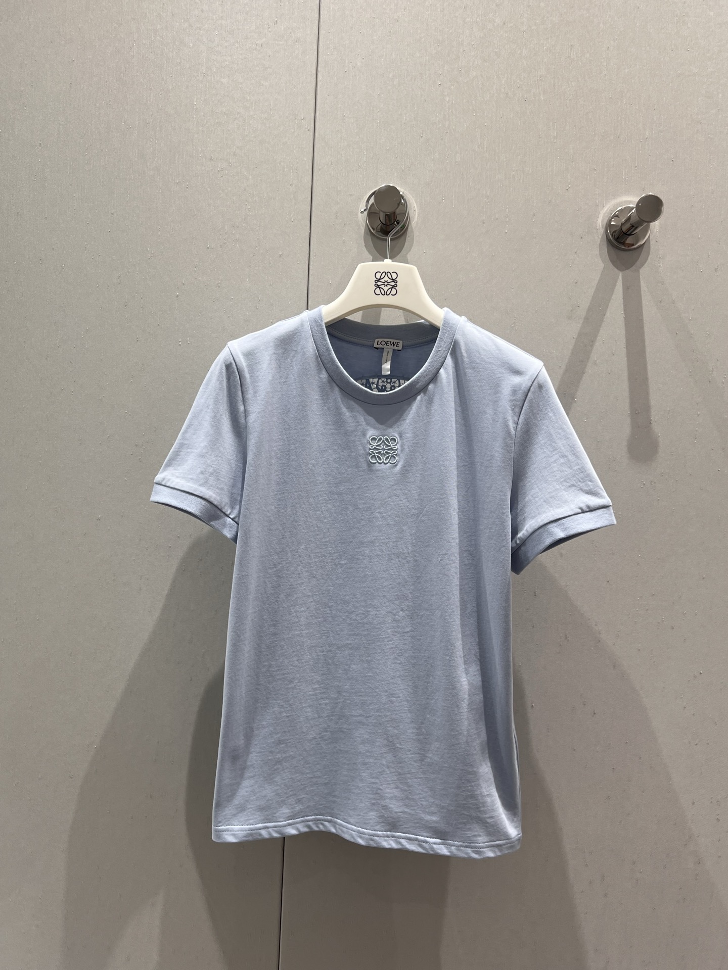 NO:418765,Support replacement Loew* 25Ss spring and summer new Paula's slim fit back heavy lace short-sleeved T-shirt | Exclusive yb development!  High-end production!  Back positioning Van Gogh Sunflower Water-soluble Flower Design Empty Short-sleeved T-shirt, imported pure cotton fabric is white and beautiful, and the custom fabric is delicate and soft. The classic style is not picky about people, making the upper body look slim and versatile!  S/M/L real photos, loewe, T-shirt,tees, t-shirt,alexander wang19860909支持换款 Loew* 25Ss春夏新款 Paula‘s修身版型后背重磅蕾丝短袖T恤丨独家yb开发！高版出品！后背定位梵谷太阳花水溶花设计缕空短袖T恤,进口纯棉面料白富美必入.定制面料质感细腻柔软.经典版型不挑人上身显瘦又百搭！现货发售S/M/L实拍细节图,,loewe,T-shirt,tees，t-shirt,alexander wang,Women's clothing