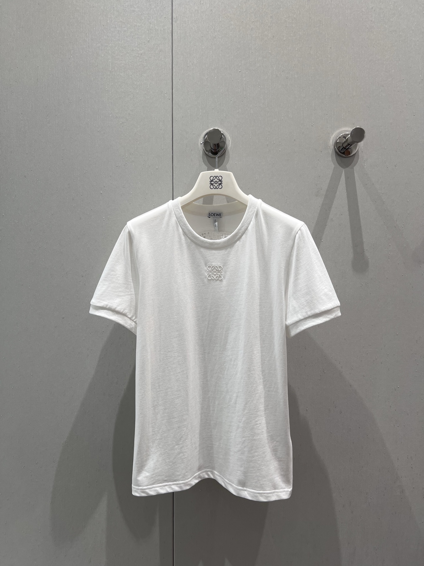 NO:418800,Support replacement Loew* 25Ss spring and summer new Paula's slim fit back heavy lace short-sleeved T-shirt | Exclusive yb development!  High-end production!  Back positioning Van Gogh Sunflower Water-soluble Flower Design Empty Short-sleeved T-shirt, imported pure cotton fabric is white and beautiful, and the custom fabric is delicate and soft. The classic style is not picky about people, making the upper body look slim and versatile!  S/M/L real photos, loewe, T-shirt,tees, t-shirt,alexander wang19860909支持换款 Loew* 25Ss春夏新款 Paula‘s修身版型后背重磅蕾丝短袖T恤丨独家yb开发！高版出品！后背定位梵谷太阳花水溶花设计缕空短袖T恤,进口纯棉面料白富美必入.定制面料质感细腻柔软.经典版型不挑人上身显瘦又百搭！现货发售S/M/L实拍细节图,,loewe,T-shirt,tees，t-shirt,alexander wang,Women's clothing