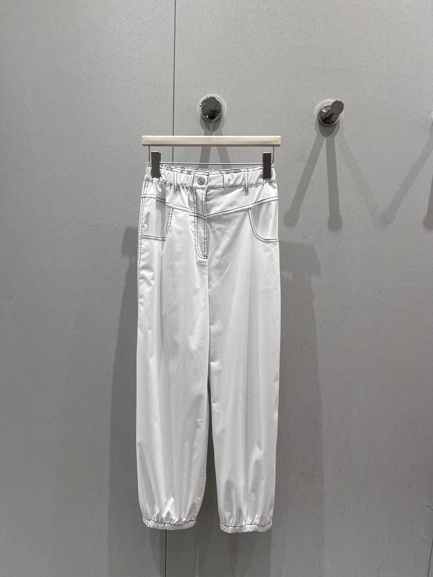 NO:418781,Support for replacement Chane* 25M spring and summer new style, double C bright-line embroidered casual nine-point pants | Exclusive yb development!  High-end production!  The elastic waist is paired with contrasting bright lines, which combines comfort and fashion. The simple brand logo embellishes, and the texture is fully displayed in a low-key manner. Whether it is vitality and sports or daily outing, they can make you the focus and easily control different scenes. S/M/L real-life detailed pictures are available in stock, chanel, alexander wang19860909支持换款 Chane* 25M春夏新款 双C明线刺绣休闲九分裤丨独家yb开发！高版出品！松紧腰搭配撞色明线,舒适与时尚兼具.简约品牌标识点缀,低调间尽显质感.无论是活力运动,还是日常出街,它们都能让你成为焦点,轻松驾驭不同场景.现货发售S/M/L实拍细节图,,chanel,alexander wang,Women's clothing