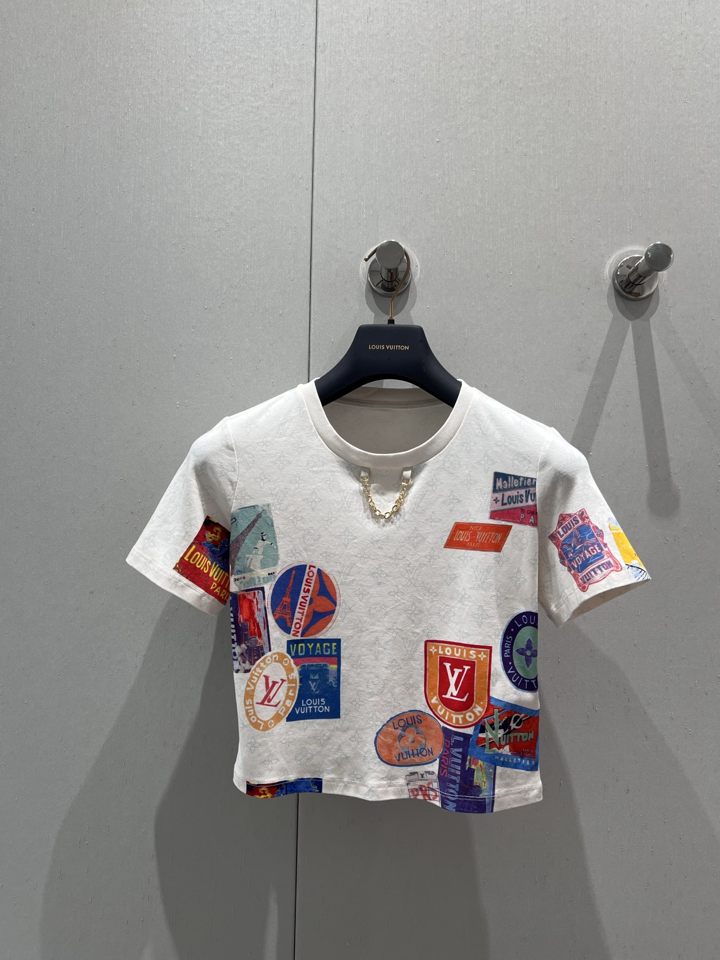 NO:418916,Support replacement Louis Vuitto* 25Ss spring and summer new Monogram full-print pattern badge presbyopia short T-shirt 丨Exclusive yb development!  High-end production!  Decorated with chain decoration, classic dark pattern presbyterian with colorful flying badge pattern, fashionable and high-end imported pure cotton material, comfortable and skin-friendly, short style, slim and versatile upper body, S/M/L real-life details pictures, louis vuitton,tees, t-shirt, alexander wang19860909支持换款 Louis Vuitto* 25Ss春夏新款 Monogram满印图案徽章老花短款T恤 丨独家yb开发！高版出品！饰以链条装饰点缀 经典暗纹老花搭配彩色飞行徽章图案 时髦高级 进口纯棉材质 舒适亲肤 短款版型 上身显瘦又百搭 现货发售S/M/L实拍细节图,,louis vuitton,tees，t-shirt,alexander wang,Women's clothing