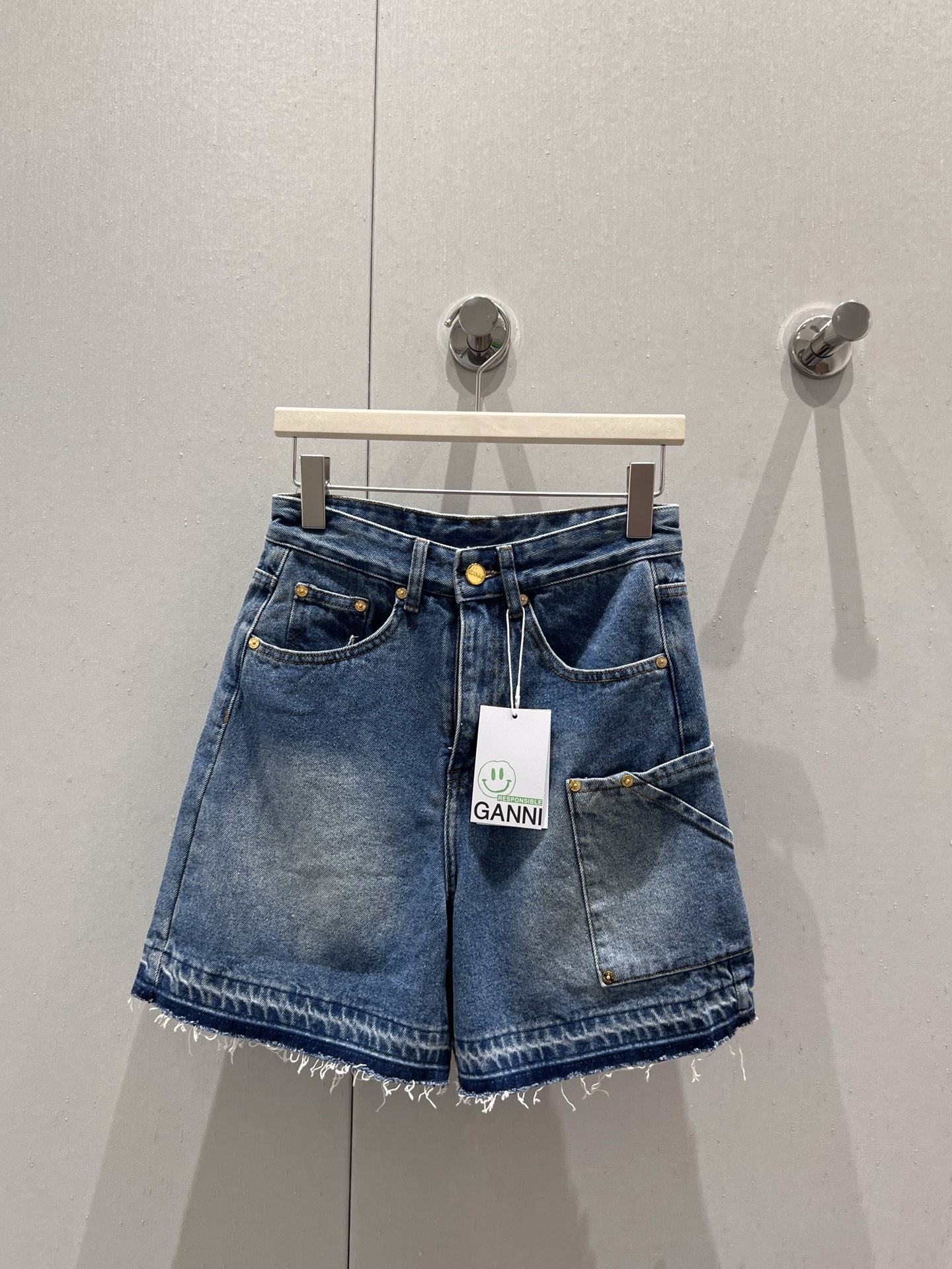 NO:424916,Support replacement Gann* 25Ss spring and summer new style, pocket bearded jeans shorts丨Exclusive high-end production!  Imported denim cotton fabric is soft and comfortable, and it is slim in texture. High waist and slim. It can be used for any body shape. Large side pocket design. High-end and atmospheric and high-end custom hardware accessories. Details of workmanship quality. S/M/real photos are available in stock., shorts, alexander wang19860909支持换款 Gann* 25Ss春夏新款 口袋须边牛仔短裤丨独家高版出品！进口牛仔棉面料柔软舒适 质感显瘦兼备 高腰显瘦 任何身形都可驾驭 侧边大口袋设计 高端大气上档次 定制五金配件 做工品质看细节 现货发售S/M/实拍细节图,,shorts,alexander wang,Women's clothing