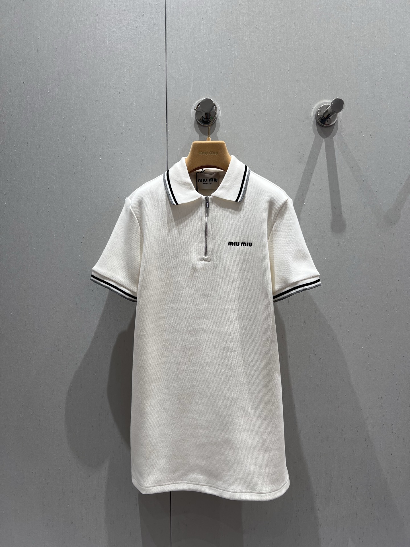 NO:427250,Support replacement Miumi* 25Ss spring and summer new style, letter embroidered Polo neck short-sleeved dress丨Exclusive high-end production!  Showing sporty and elegant charm, the upper body is breathable, comfortable and has a high-end feel. The striped edge design, the embroidered letter logo on the chest embroidered with three-dimensional slim fitting, the upper body looks slim and elegant!  S/M/L real photos of S/M/L on spot sale, miumiu, skirts, T-shirt, alexander wang19860909支持换款 Miumi* 25Ss春夏新款 字母刺绣Polo领短袖连衣裙丨独家高版出品！彰显运动优雅魅力上身透气舒适又自带高级感 条纹边缘设计 胸前刺绣字母logo点缀立体修身剪裁 上身显瘦又大气！现货发售S/M/L实拍细节图,,miumiu,skirts,T-shirt,alexander wang,Women's clothing