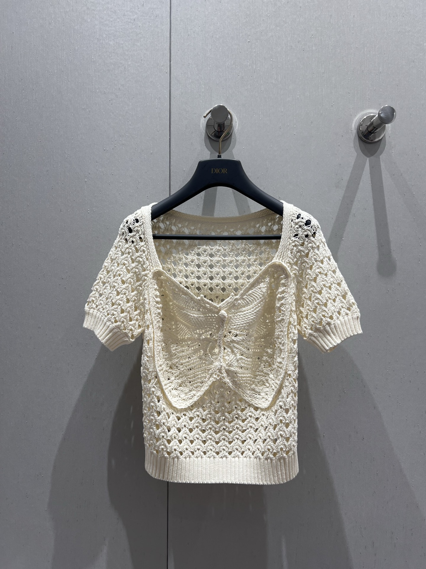 NO:418938,Support replacement Dio* 25Ss spring and summer new model, high-quality temperament butterfly wisp knitted top | Exclusive yb development!  High-end production!  Positioning the butterfly hook flower craft. Imported yarn Swiss weaving craftsmanship creates a low-key and luxurious sense of high-end!  The classic short style is not picky about others and is beautiful!  Imported pure cotton yarn heavy industry is luxurious, mysterious and noble!  The temperament is casual and elegant. The classic is not picky about people and the upper body looks slim. The workmanship quality depends on the details. S/M/L real photos are available in stock, dior, alexander wang19860909支持换款 Dio* 25Ss春夏新款 高质感气质蝴蝶缕空针织上衣丨独家yb开发！高版出品！定位蝴蝶钩花工艺.进口纱线瑞士机织工艺打造低调奢华的高级感！经典小短款版型不挑人上身绝美！进口纯棉纱线重工奢华神秘又高贵！气质随性优雅.经典不挑人上身超显瘦,做工品质看细节.现货发售S/M/L实拍细节图,,dior,alexander wang,Women's clothing