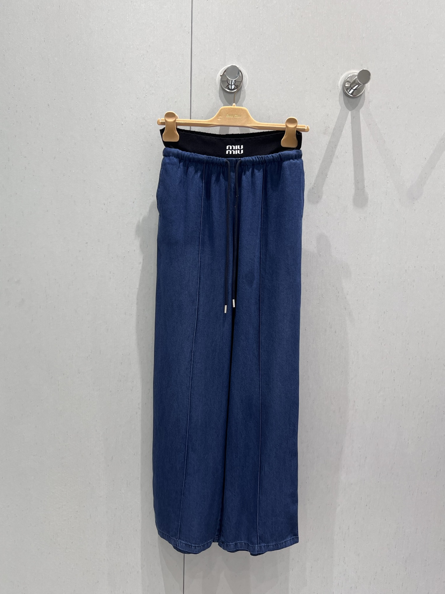 NO:426704,Support replacement Miumi* 25Ss spring and summer new style, letter rubber waist Tennis denim wide-leg trousers丨Exclusive high-end production!  The texture of the pants is really amazing with a high waist and loose style. The right length of the pants stretches the leg lines to create neat and long legs!  The huge slimness is matched with loose wide-leg pants, which is the top leader who covers the flesh and looks slimming. It is both A and cool and can easily wear it with various tops in daily life. It is not a good-looking leg shape. You can wear any body shape!  Whoever wears it has thin straight and long legs!  It's really easy to wear and it's very popular!  Big recommendation!  Sisters all rushed for me!  S/M/L real photos, miumiu, alexander wang19860909支持换款 Miumi* 25Ss春夏新款 字母橡筋腰天丝牛仔阔腿长裤丨独家高版出品！裤型质感真的绝了高腰宽松的版型 恰好的裤长 拉伸腿部线条 营造利落大长腿！巨显瘦在搭配宽松的阔腿裤版型就是遮肉显瘦的一把手了 又A又飒日常搭配各种上衣都能轻松穿出时尚达人感～不挑腿型 什么身材通通可以穿！谁穿谁是细直大长腿！ 真的好穿到不行 而且出镜率很高！重磅推荐！姐妹们都给我冲！现货发售S/M/L实拍细节图,,miumiu,alexander wang,Women's clothing