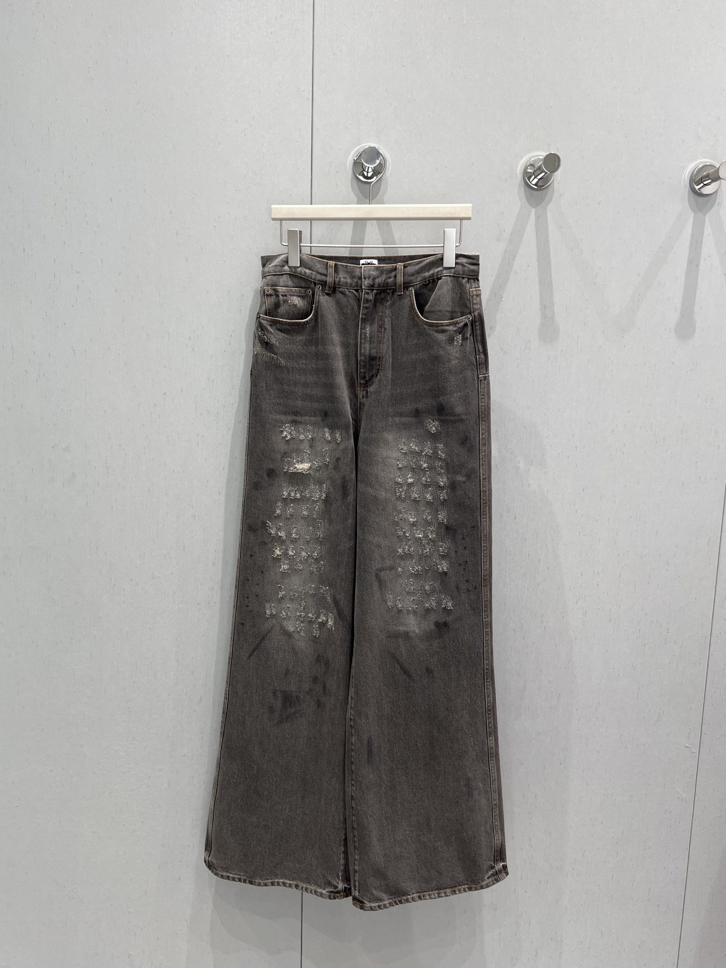 NO:424912,Support replacement Dio* 25Fw early autumn new style, stone washing grey destroys cotton flared jeans | Exclusive yb development!  High-end production!  Heavy industrial washing and destruction process, easy to wear and create a fashionable and fashionable look!  The texture of the pants is really amazing when you go out!  The top shape of the pants is excellent in saving the beautiful legs, making it look slimming and straight. The whole pair of pants adopts a bell-bottomed pants design to cover up and beautify the shortcomings of the legs. It is OK to match various tops in daily life!  In short, it is easy to wear and match!  Highly recommended!  Get it now!  S/M/L real photos, dior, jeans, alexander wang19860909支持换款Dio* 25Fw早秋新款 石洗灰破坏棉质喇叭形牛仔裤丨独家yb开发！高版出品！重工洗水破坏工艺 轻轻松松穿出时尚潮流感！出街绝对百分百回头率裤型质感真的绝了！裤型上身效果极佳拯救不丸美腿型 显瘦显腿直 整条裤子采用的是喇叭裤型设计 遮盖美化腿部的不足 日常搭配各种上衣都很OK！总而言之就就是好穿又好搭！强烈推荐！赶紧入手吧！现货发售 S/M/L实拍细节图,,dior,jeans,alexander wang,Women's clothing