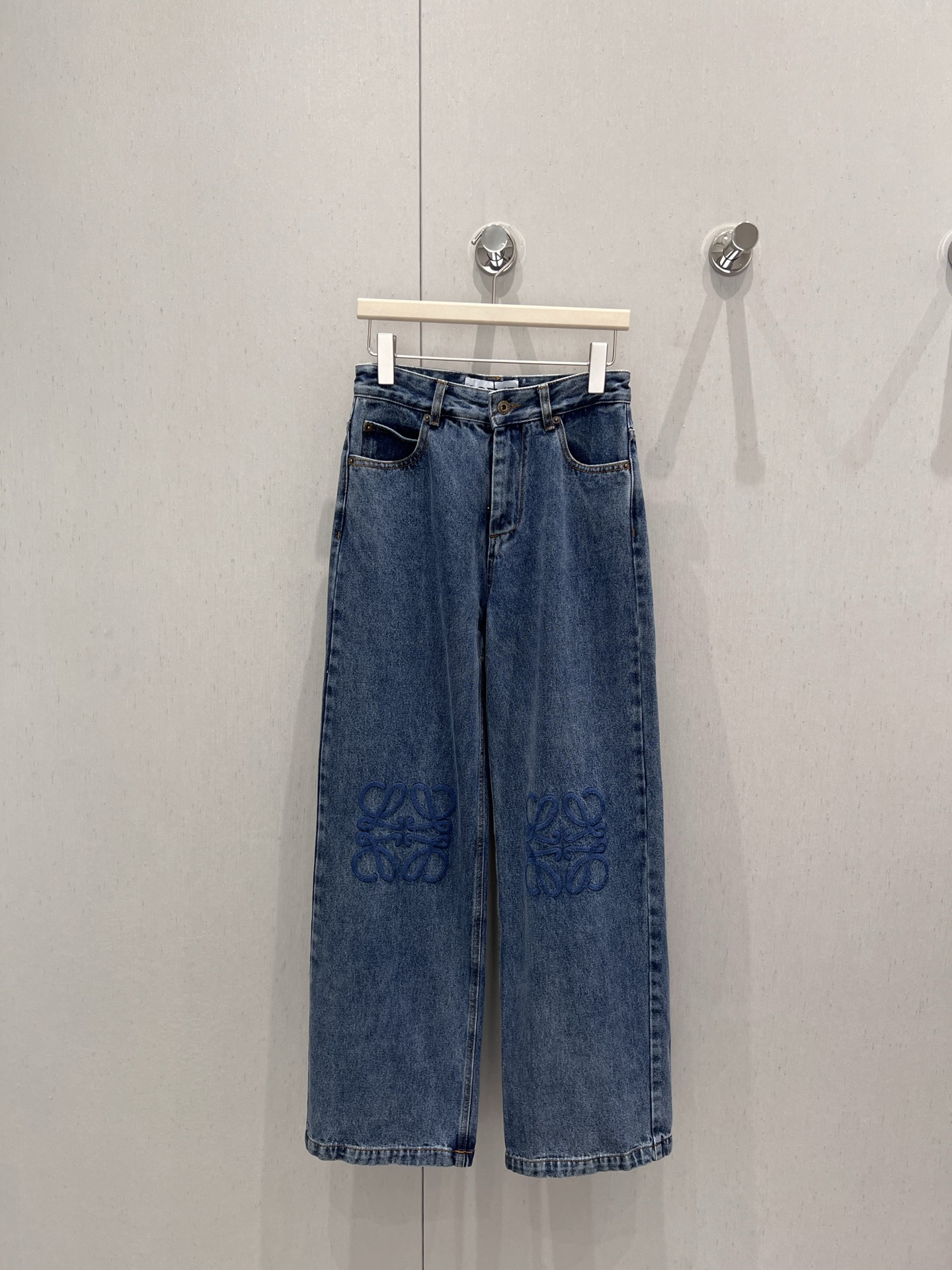 NO:428891,Support replacement Loew* 25Ss spring and summer new style retro embroidered logo denim jean trousers | Exclusive yb development!  High-end production!  It uses imported denim jean fabric. logo embroidery. The overall design is very distinctive. It is charming and long legs are easily owned. The yb open-mould buttons have a very good texture. Various T-shirts and tops are easily matched!  S/M/L real photos, loewe, tees, t-shirt, alexander wang19860909支持换款 Loew* 25Ss春夏新款 复古刺绣logo丹宁牛仔长裤丨独家yb开发！高版出品！采用进口丹宁牛仔面料.logo徽标刺绣,整体的设计非常有特色的,迷人大长腿轻松拥有,yb开模扣子质感超好,各种T恤上衣轻松搭配！现货发售S/M/L实拍细节图,,loewe,tees，t-shirt,alexander wang,Women's clothing