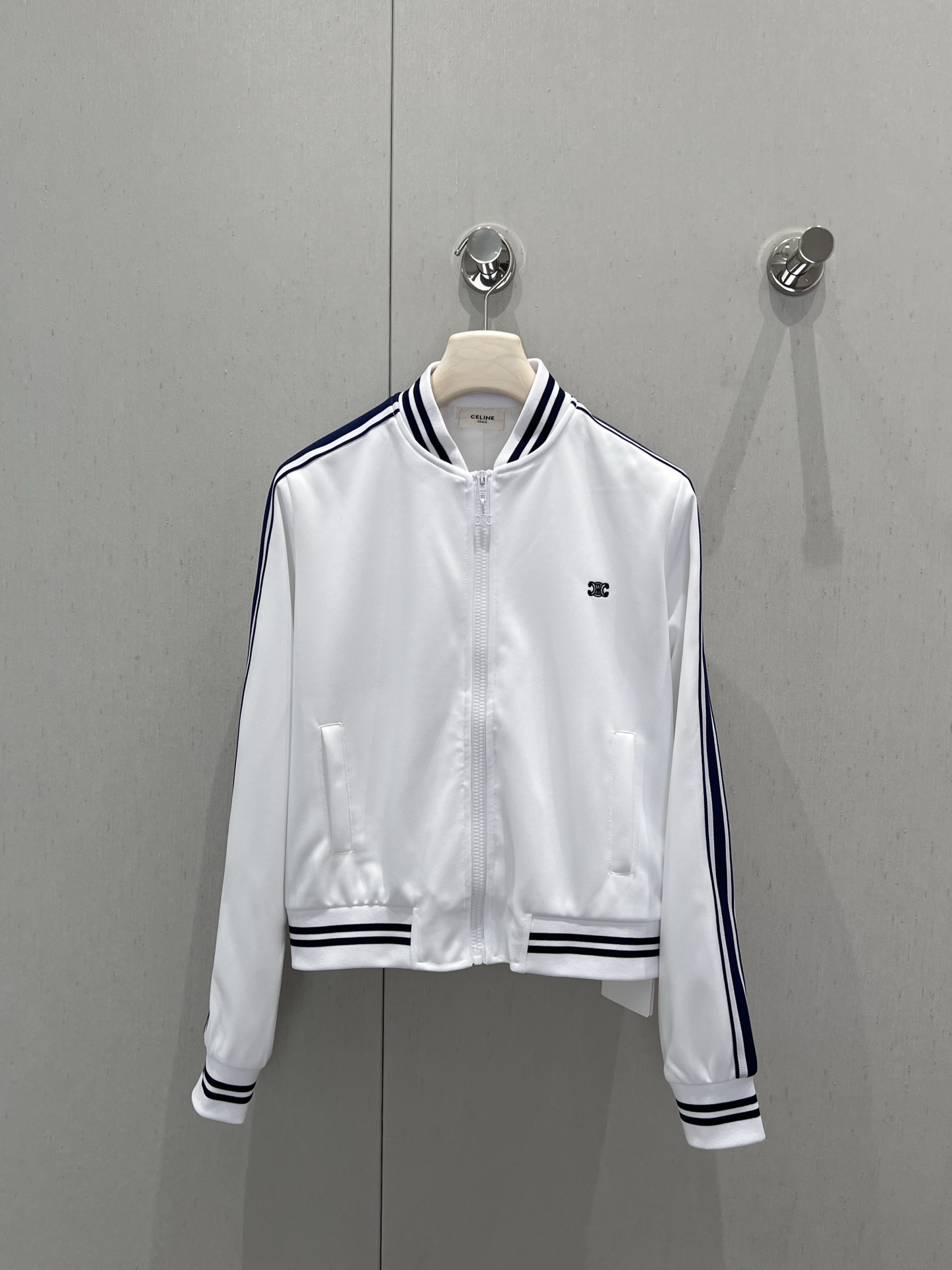 NO:424922,Support for replacement Celin* 25Fw early autumn new style striped baseball collar zipper casual jacket | Exclusive yb development!  High-end production!  The placket is designed with zipper for easy on and off, improving wearability, perfect for both separate fit or one set!  The daily travel rate is very high, and it is easy to grasp the casual temperament. Highly recommended!  S/M/L real photos, celine, jackets & coats, alexander wang19860909支持换款 Celin* 25Fw早秋新款 条纹棒球领拉链休闲外套丨独家yb开发！高版出品！门襟采用拉链设计 穿脱方便 提高耐穿实穿性 无论分开搭配或一套都完美！日常出街率超高 轻松拿捏率性气质 强烈推荐！现货发售S/M/L实拍细节图,,celine,jackets & coats,alexander wang,Women's clothing