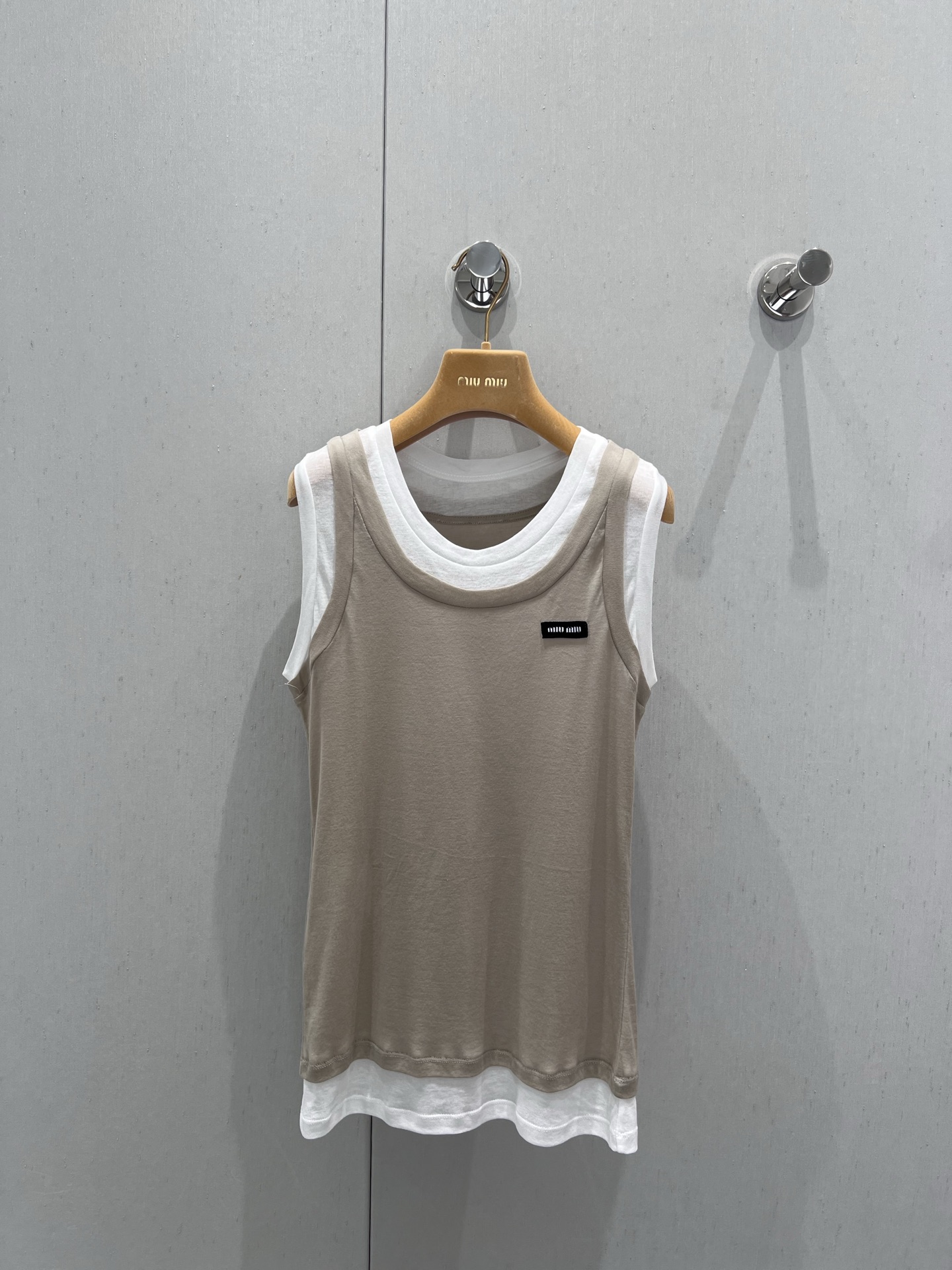 NO:420534,Support replacement Miumi* 25SS summer new model, fake two-piece contrasting color decorative sleeveless vest | Exclusive yb development!  High-end production!  This year's super popular neutral workwear style, the micro-OS style, the upper body has a lazy and casual adjustment, and the unsaturated color scheme makes the skin look very good!  Many internet celebrity bloggers are wearing it!  S/M/L real photos, miumiu, alexander wang19860909支持换款 Miumi* 25SS夏季新款 假两件撞色装饰贴标无袖小背心丨独家yb开发！高版出品！今年超级火的中性工装风单品,微os的版型,上身很有慵懒随意的调调,不饱和配色衬得皮肤质感巨好！超级多网红博主都在穿！现货发售S/M/L实拍细节图,,miumiu,alexander wang,Women's clothing