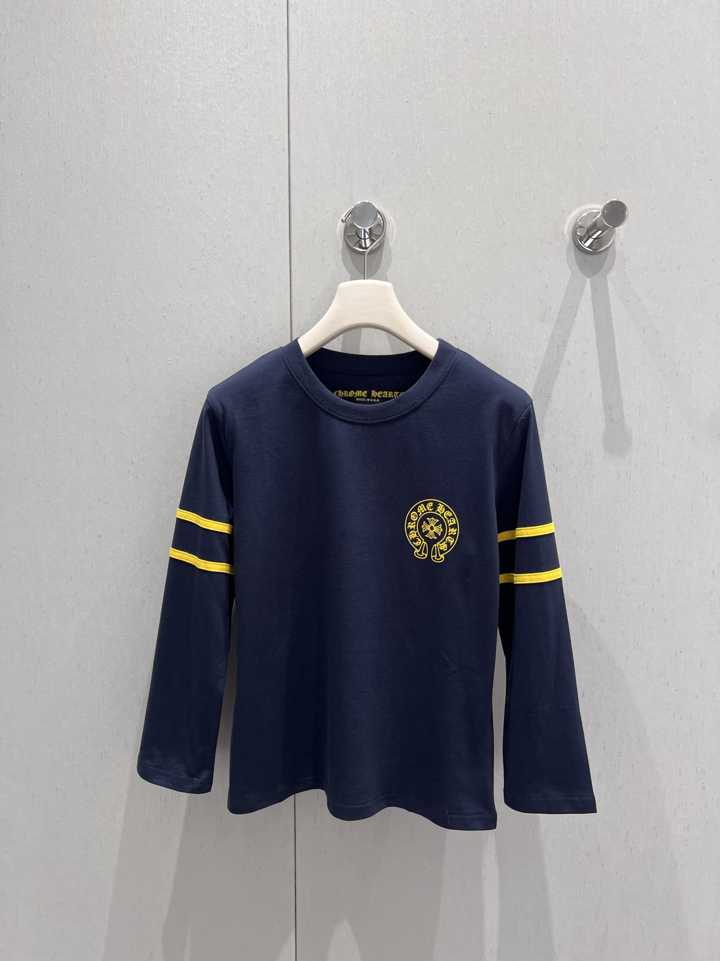 NO:424902,Support for replacement Chorme heart* 25ss Spring and Summer New Model, Navy Blue Horseshoe Sanskrit Print Contrast Color Round Neck Long Sleeve T-shirt丨Exclusive high-end production!  The navy blue background sets off the lemon yellow Sanskrit totem, and the two bright yellow stripes on the sleeves and the digital printing on the back form a visual rhythm. The pure cotton material shows a natural drape in the loose version. The Sanskrit horseshoe pattern is presented with a fine offset printing process, and each stroke is clear and three-dimensional. The contrasting color design breaks the dullness and gives the basic style a unique cultural charm. This T-shirt cleverly blends oriental Zen with a modern street feeling, which is the finishing touch in daily outfits!  S/M/L real photos, tees, t-shirt, alexander wang19860909支持换款 Chorme heart* 25ss春夏新款 藏蓝色马蹄梵文印花撞色圆领长袖T恤丨独家高版出品！藏蓝底色衬托着柠檬黄梵文图腾,衣袖两道明黄条纹与背部”33“数字印花形成视觉韵律.纯棉材质在宽松版型中展现自然的垂坠感 梵文马蹄纹样以精细胶印工艺呈现,每一笔触都清晰立体.撞色设计打破沉闷,赋予基础款独特的文化韵味这件T恤将东方禅意与现代街头感巧妙融合,是日常穿搭中的点睛之笔！现货发售 S/M/L实拍细节图,,tees，t-shirt,alexander wang,Women's clothing