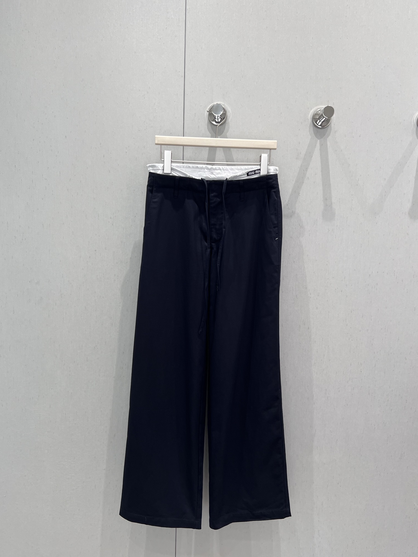 NO:428945,Support replacement Miu*iu 25Ss spring and summer new model, micro-label decorative straps Tennis jean trousers | Exclusive high-end production!  The style can be directly conferred a god!  Straight-tube style to save beautiful legs, an absolute straight leg artifact!  Slimming, lifting your arms and legs in one step, contracting your various tops with raising your waistline, so that the smaller one can also wear a three-seven-six-square body proportions and unique and fashionable styles to go out without any confrontation. Whoever wears them has thin straight and long legs!  Highly recommend the order-scoring speed!  S/M/L real photos, miumiu, alexander wang19860909支持换款 Miu*iu 25Ss春夏新款 微标装饰绑带天丝牛仔长裤丨独家高版出品！版型直接可以封神！直筒版型拯救不丸美腿型 绝对的直腿神器！显瘦提臂拉腿一步到位承包你的各种上衣搭配抬高腰线 让小个子也能穿出三七分身材比例个性独特又时髦出街不撞款 谁穿谁是细直大长腿！强烈推荐砸单速度！现货发售 S/M/L实拍细节图,,miumiu,alexander wang,Women's clothing