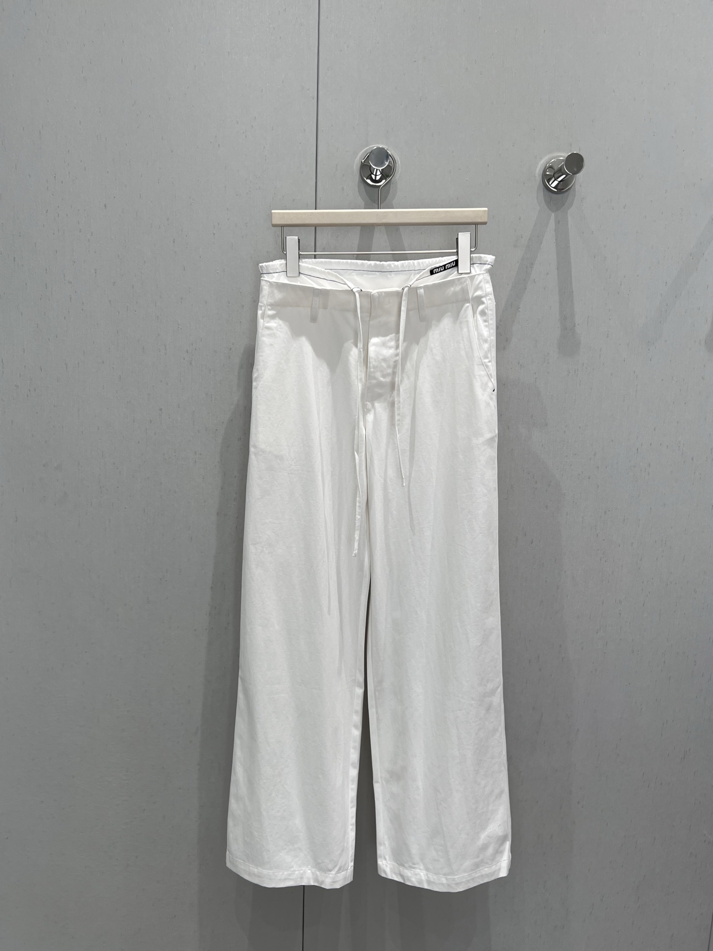 NO:428935,Support replacement Miu*iu 25Ss spring and summer new model, micro-label decorative straps Tennis jean trousers | Exclusive high-end production!  The style can be directly conferred a god!  Straight-tube style to save beautiful legs, an absolute straight leg artifact!  Slimming, lifting your arms and legs in one step, contracting your various tops with raising your waistline, so that the smaller one can also wear a three-seven-six-square body proportions and unique and fashionable styles to go out without any confrontation. Whoever wears them has thin straight and long legs!  Highly recommend the order-scoring speed!  S/M/L real photos, miumiu, alexander wang19860909支持换款 Miu*iu 25Ss春夏新款 微标装饰绑带天丝牛仔长裤丨独家高版出品！版型直接可以封神！直筒版型拯救不丸美腿型 绝对的直腿神器！显瘦提臂拉腿一步到位承包你的各种上衣搭配抬高腰线 让小个子也能穿出三七分身材比例个性独特又时髦出街不撞款 谁穿谁是细直大长腿！强烈推荐砸单速度！现货发售 S/M/L实拍细节图,,miumiu,alexander wang,Women's clothing