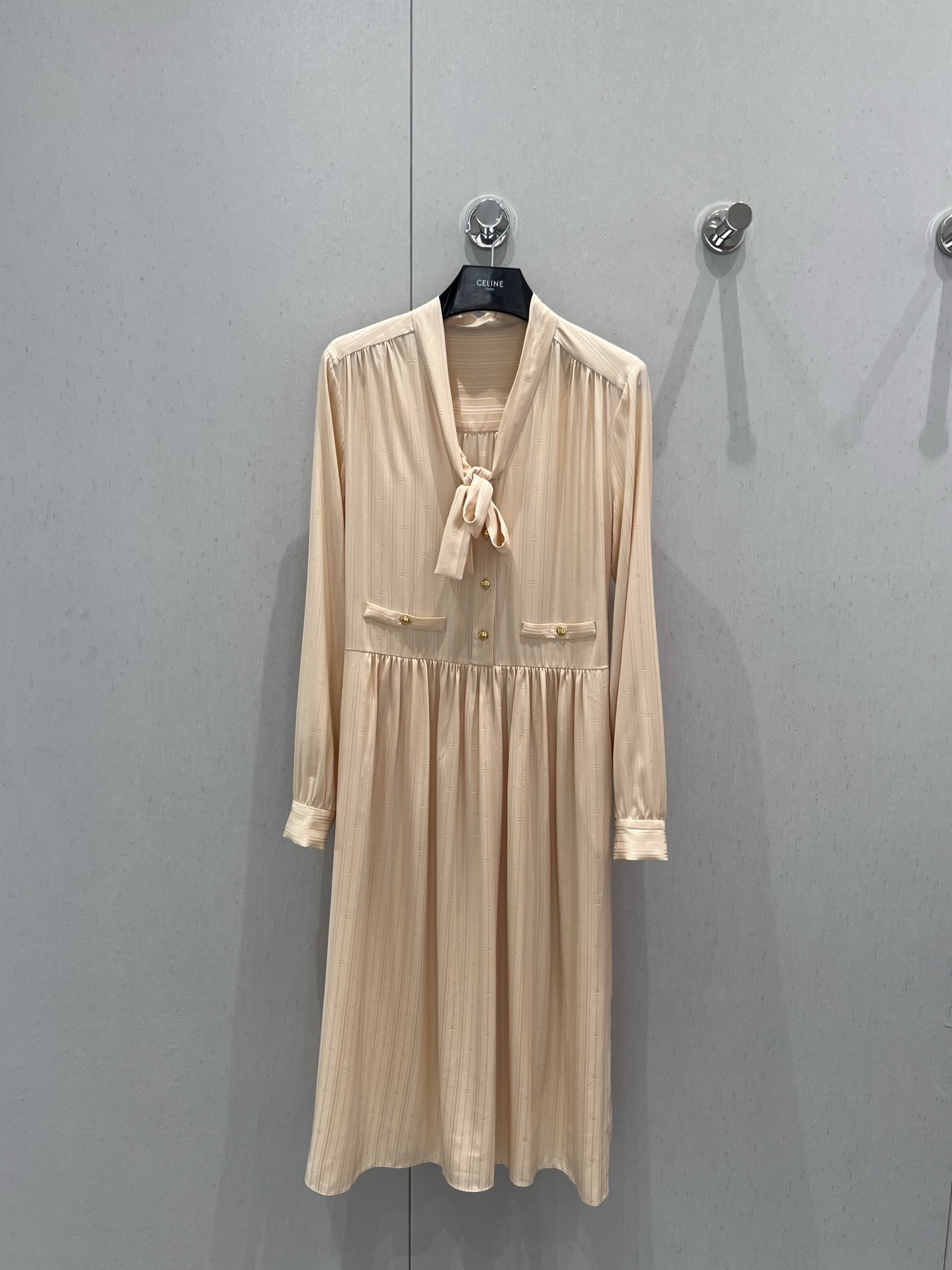 NO:420572,Support for replacement Celin* 25ss Spring and Summer New Rice Apricot Jacquard Streamer Silk Dress | Exclusive yb development!  High-end production!  Both layers of mulberry silk are all light and flowing, full of materials, the skirt is pleated on the waist, the upper body looks very slim, every day on dates and vacations, the light and flowing fabric and high-waisted slimming design, elegant and decent, easy to control various occasions, workmanship quality depends on details. S/M/L real photos are available in stock, celine, skirts, real silk, alexander wang19860909支持换款 Celin* 25ss春夏新款 米杏色提花飘带真丝连衣裙丨独家yb开发！高版出品！内外两层全部桑蚕丝 轻盈飘逸 用料十足 裙身腰部做了褶皱 上身特别显瘦 日常约会度假都很美 轻盈飘逸的面料加上高腰显瘦的设计 优雅得体 轻松驾驭多种场合 做工品质看细节.现货发售S/M/L实拍细节图,,celine,skirts,real silk,alexander wang,Women's clothing