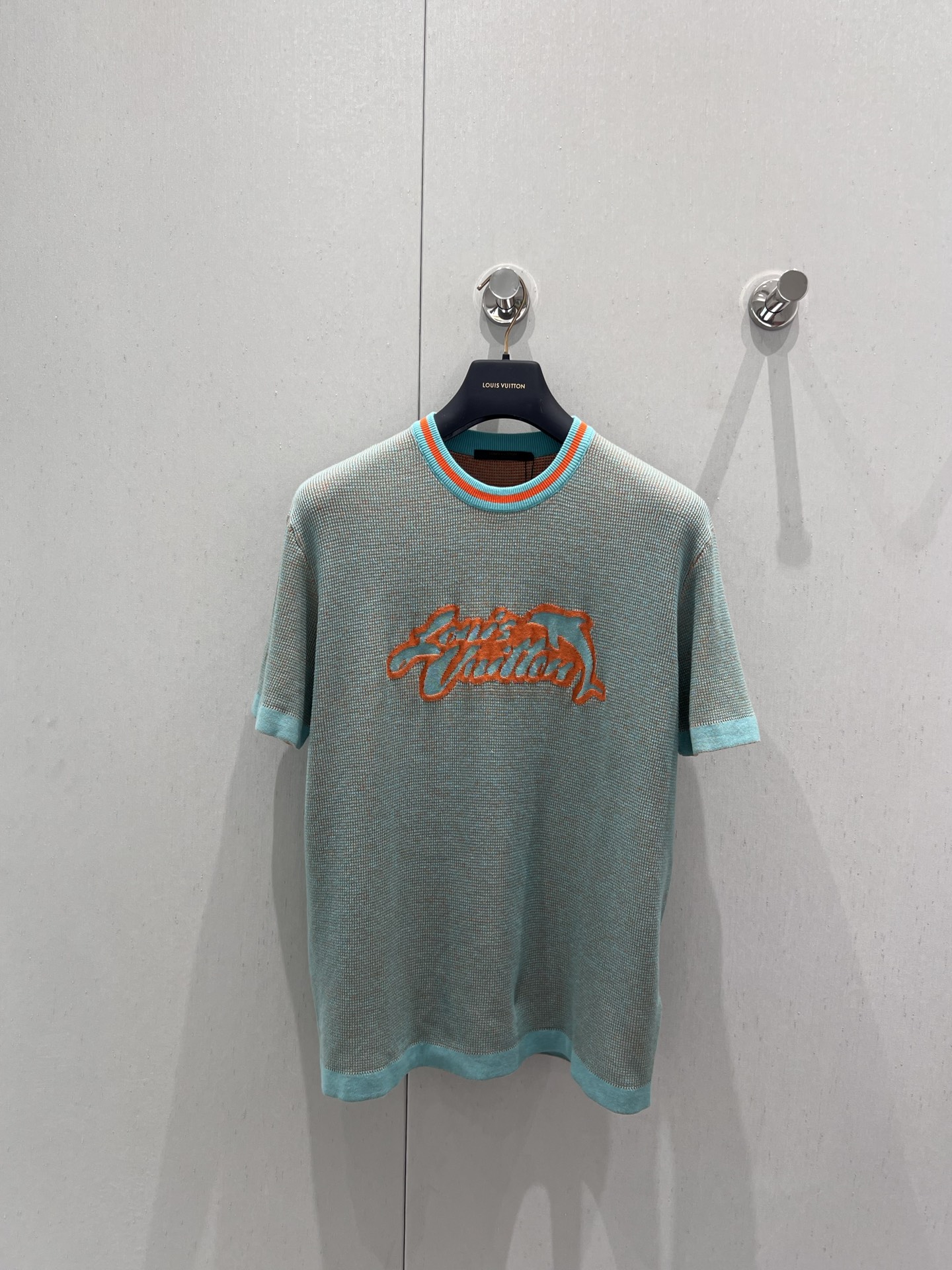 NO:424933,Support replacement Louis Vuitto* 25Ss spring and summer new style Dolphin jacquard knitted short-sleeved top丨Exclusive high-end production!  This short-sleeved round neck shirt is made of waffle plaid knitted to interpret the vibrant collision of bright colors, full of a strong summer beach atmosphere. The I Dolhins inlay logo on the chest greets American neon sign, and the striped rib neckline is perfectly designed. S/M/L real-life details pictures are available in stock, louis vuitton, T-shirt, alexander wang19860909支持换款 Louis Vuitto* 25Ss春夏新款 海豚提花针织短袖上衣丨独家高版出品！本款短袖圆领衫选用华夫格纹针织演绎鲜明色彩的活力碰撞,洋溢浓郁夏日海滩气息.胸前I Dolhins 嵌花标识致意美式霓虹灯牌,同色系条纹罗纹领口完善设计.现货发售S/M/L实拍细节图,,louis vuitton,T-shirt,alexander wang,Women's clothing
