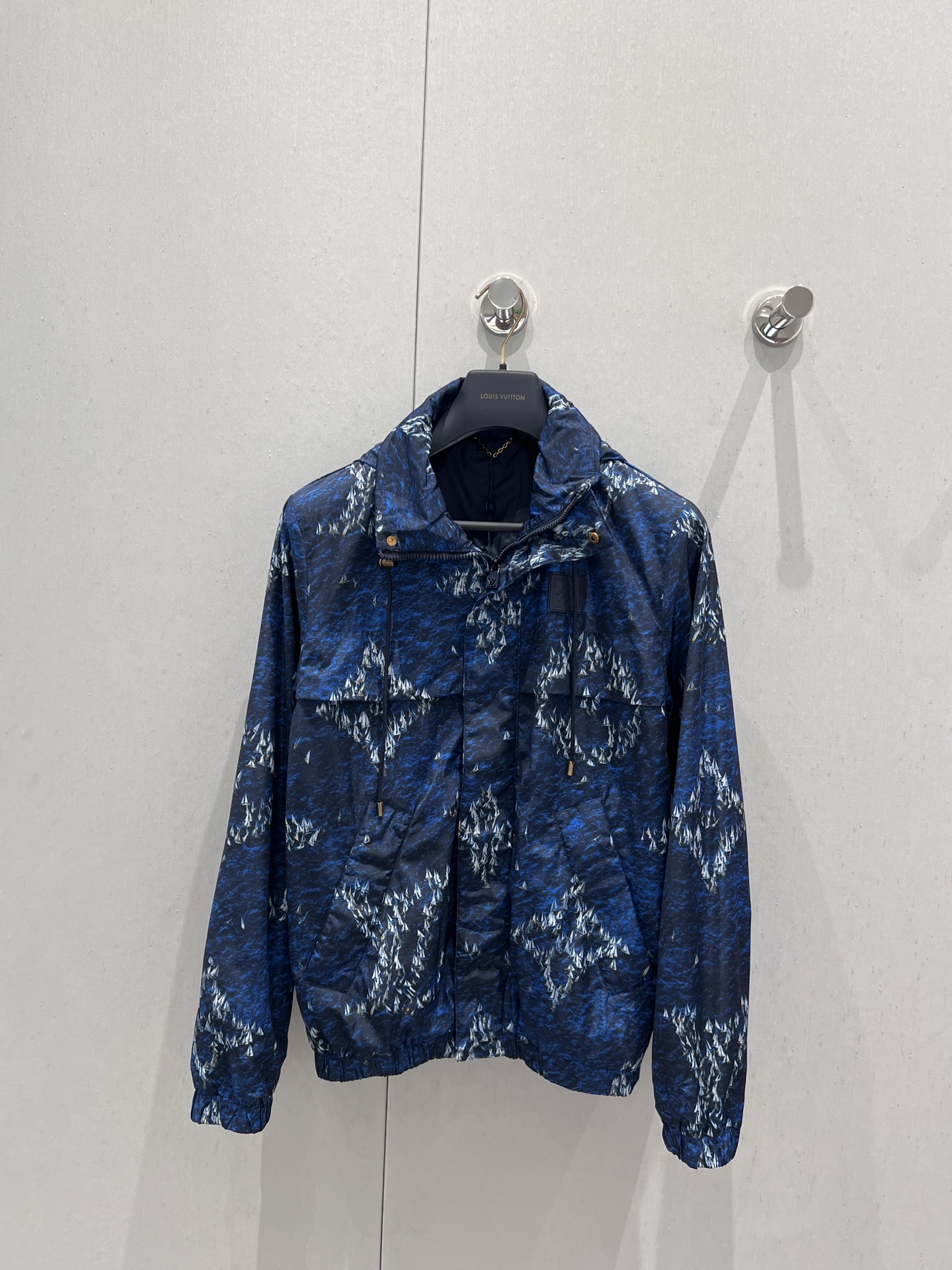 NO:420510,Support replacement Louis Vuitto* 25Fw early autumn new style sailing printed hooded jacket jacket | Exclusive high-end production!  LV Regatta pattern depicts a prosperous port, cleverly echoing the theme of the seasonal cruise, rubber patches embellish the chest, adjustable hood to facilitate the collar and casual style. S/M/L real-life details pictures are available in stock, louis vuitton, louis vuitton, jackets & coats, jackets & coats, hats, alexander wang19860909支持换款 Louis Vuitto* 25Fw早秋新款 帆船印花连帽夹克外套丨独家高版出品！LVRegatta 图案描摹繁华港口 与当季航游主题巧妙呼应、橡胶贴饰点缀胸前,可调节风帽方便收入衣领、休闲版型 现货发售S/M/L实拍细节图,,louis vuitton,louis vuitton,jackets & coats,jackets & coats,hats,alexander wang,Women's clothing