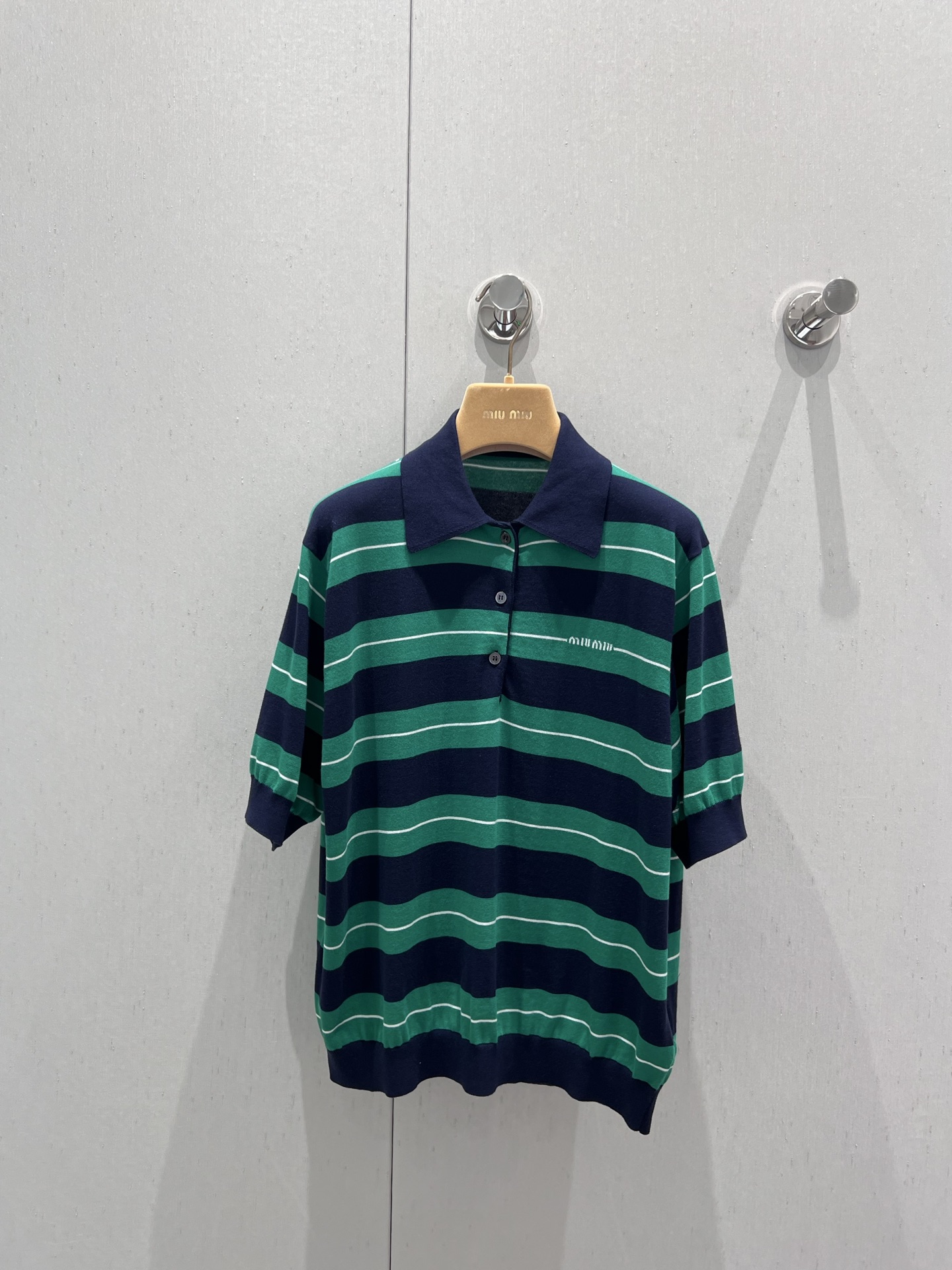 NO:424978,Support replacement Miumi* 25Ss spring and summer new style striped polo knitted short-sleeved top | Exclusive high-end product!  Lapel polo top cut, the upper body presents a casual and lazy style, the whole body is blue, green, white stripes are intertwined, the buttons are half-open in color to increase the outfit’s beautiful and casual sense, the inner wear is brilliant and fashionable, the letter logo on the chest highlights the brand style, fashionable and age-reducing. S/M/L real-life details pictures, miumiu, T-shirt, alexander wang19860909支持换款 Miumi* 25Ss春夏新款 条纹polo针织短袖上衣丨独家高版出品！翻领polo上衣裁剪 上身呈现休闲慵懒的穿搭格调 通体蓝绿白条纹粗细交错 钮扣半开襟色增加穿搭美高休闲感 单穿内搭都出彩时髦 胸前点缀字母徽标 凸显品牌格调 时髦减龄 现货发售S/M/L实拍细节图,,miumiu,T-shirt,alexander wang,Women's clothing