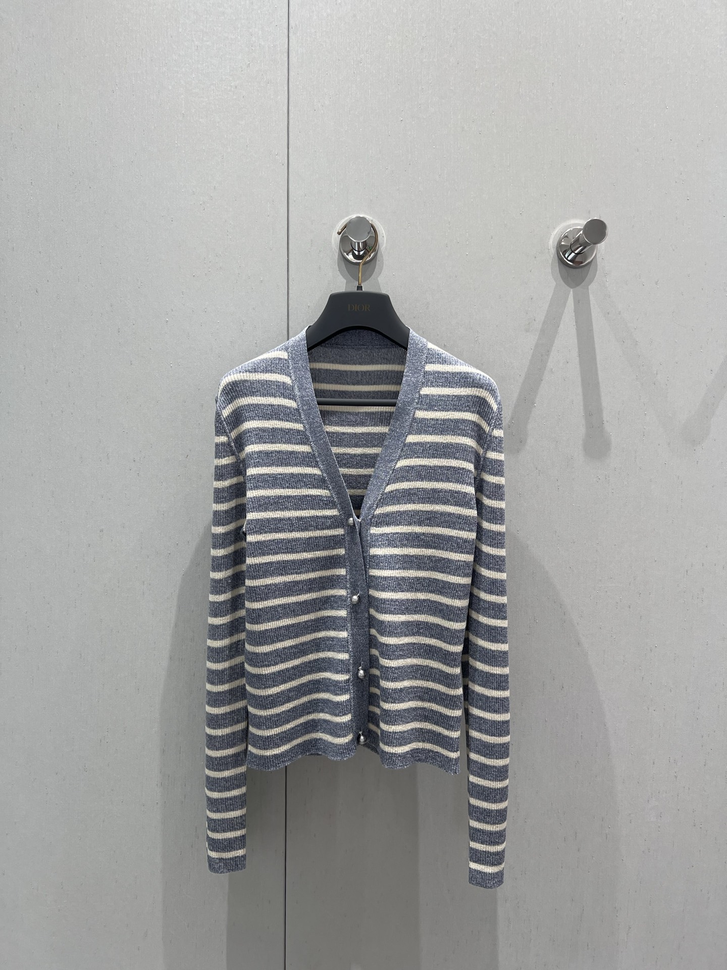 NO:420557,Support replacement Dio*25Fw autumn and winter new style, short striped V-neck knitted cardigan丨Exclusive yb development!  High-end production!  This cardigan comes from the Di*riviera limited series, and is an exquisite and elegant item. The classic style is carefully crafted from linen-blend knitted fabric, decorated with tannin blue and white D-Stripes patterns, paired with Dior Tribales buttons that highlight silver tones CD resin beads to enhance the style, inspired by Dior classic earrings. It can enhance the style for various styles of the Dior limited series. S/M/L real-life details, balenciaga, dior, earrings, alexander wang19860909支持换款 Dio*25Fw秋冬新款 短款条纹V领针织开衫丨独家yb开发！高版出品！这款开衫来自 Di*riviera 限定系列,是一款精致优雅的单品.经典版型,采用亚麻混纺针织面料精心制作,饰以丹宁蓝色和白色 D-Stripes 图案,搭配突显银色调 CD 树脂珠饰的 Dior Tribales 纽扣提升格调,灵感源自 Dior 经典的耳环.可为 Dioriviera 限定系列的各式造型提升格调.现货发售S/M/L实拍细节图,,balenciaga,dior,earrings,alexander wang,Women's clothing