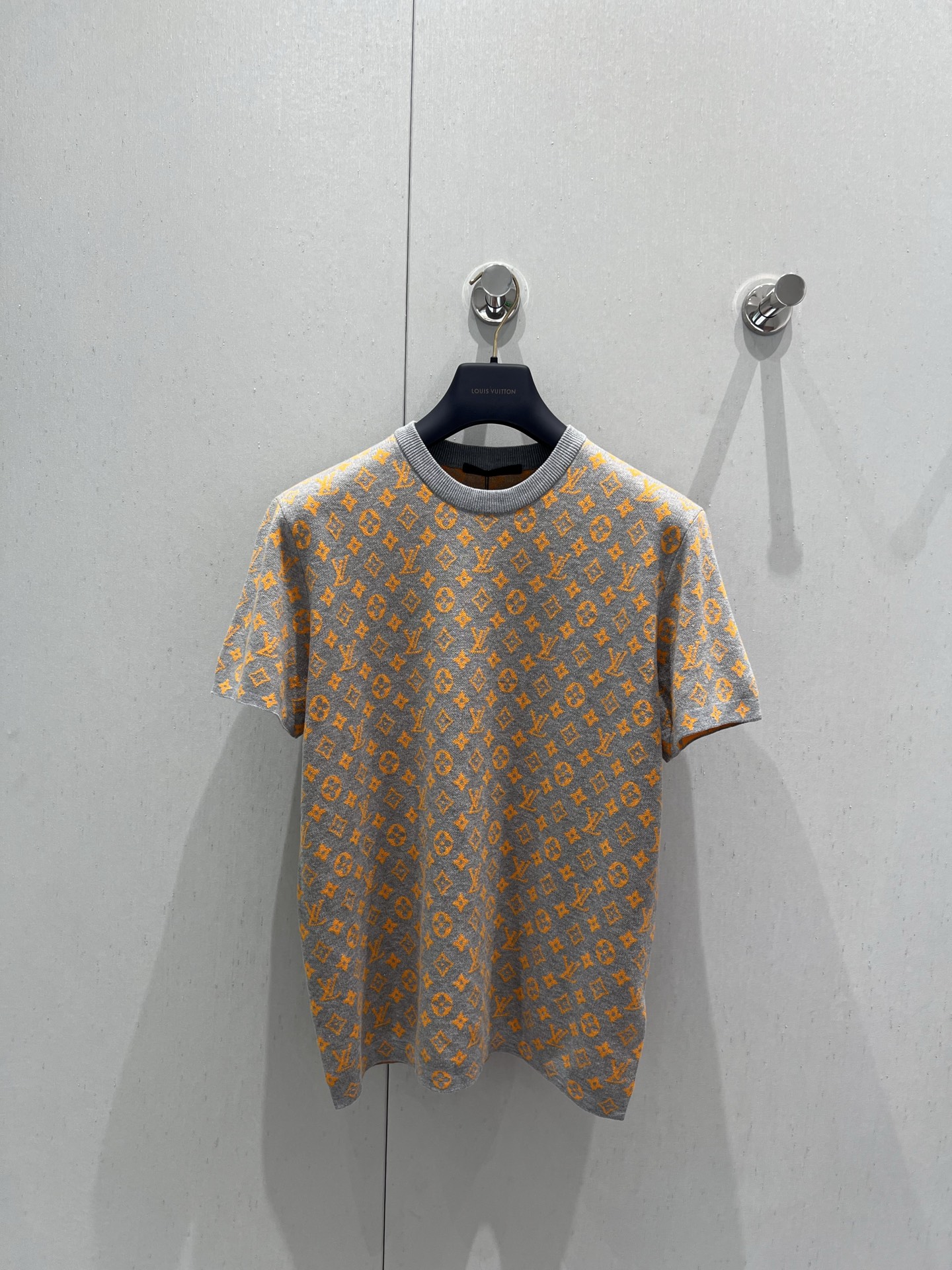 NO:424890,Support replacement Louis Vuitto* 25Ss spring and summer new style full logo jacquard knitted short-sleeved top丨Exclusive high-end product!  Round neckline ribbed neckline, full-print letter logo jacquard pattern, fashionable and high-end color matching, customized knitted fabric, soft and comfortable, loose fit, slim and elegant on the upper body, the quality of the imported machine depends on the details!  S/M/L real photos of details of spot sale, louis vuitton, T-shirt, alexander wang19860909支持换款 Louis Vuitto* 25Ss春夏新款 满logo提花针织短袖上衣丨独家高版出品！圆领罗纹领口 满印字母logo提花图案 配色时髦高级 定制针织面料 柔软舒适 宽松版型 上身显瘦又气质 进口机做工品质看细节！现货发售S/M/L实拍细节图,,louis vuitton,T-shirt,alexander wang,Women's clothing