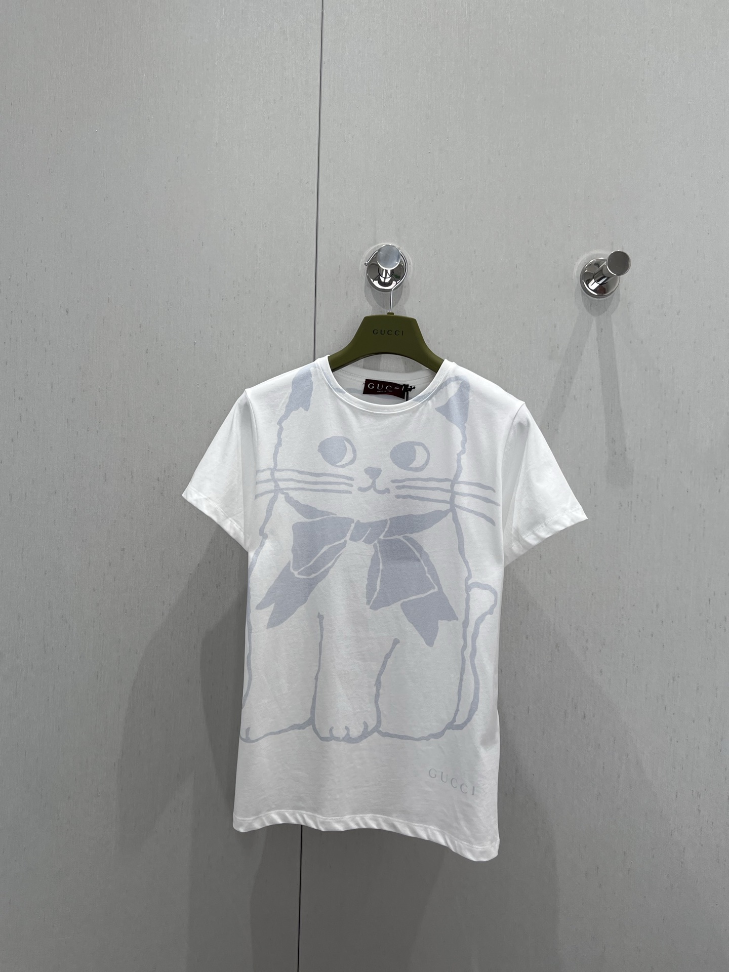 NO:423464,Support replacement Gucc* 25Ss spring and summer new model cartoon cat printed round neck short-sleeved T-shirt | Exclusive yb development!  High-end production!  Mercerated cotton material, breathable and comfortable, full texture, regular short-sleeved T-shirt cut, highlighting the brand style, made of gram-weight pure cotton, slightly elastic, presenting a slimming visual effect, the iconic letter logo on the hem is hand-painted kitten cartoon pattern embellishes the front and back, full of childlike fun, the brand's own fashion sense is instantly created, creating an age-reducing style, single wear inner wear is brilliant and fashionable, S/M/L real-life details pictures, gucci, T-shirt,tees, t-shirt,alexander wang19860909支持换款 Gucc* 25Ss春夏新款 卡通猫咪印花圆领短袖T恤丨独家yb开发！高版出品！丝光全棉材质 透气舒适 质感十足 常规短袖T恤裁剪 凸显品牌格调 采用克重纯棉制成 略带有弹力 呈现显瘦视觉效果 下摆标志性字母徽标手绘小猫卡通图案点缀前后 童趣感十足 品牌自带的时尚感立现 随心打造减龄风格 单穿内搭都出彩时髦 现货发售S/M/L实拍细节图,,gucci,T-shirt,tees，t-shirt,alexander wang,Women's clothing