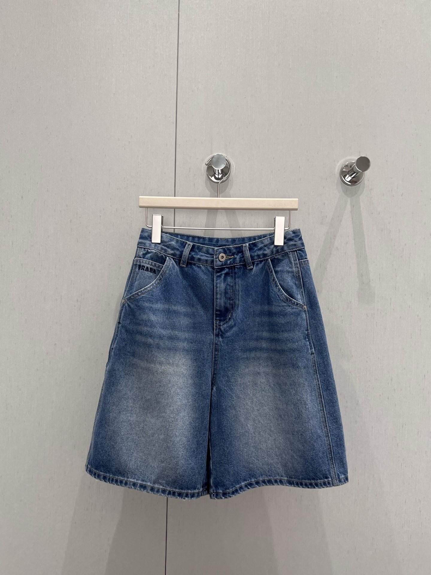 NO:426007,Supports replacement Prad* 25Ss spring and summer new style, classic drawstring five-point jeans | Exclusive high-end production!  In summer, you must arrange a pair of mid-pants, which is very casual and can be controlled. It can cover the flesh and make people slim and make people feel fashionable without any effort. Whether it is a loose T or a slim T, it is casual and retro. S/M/L real-life details pictures are available in stock, prada, jeans, alexander wang19860909支持换款 Prad* 25Ss春夏新款 经典抽绳五分牛仔裤丨独家高版出品！夏天必须得安排一条中裤,休闲范儿十足,大多数都能驾驭,遮肉显瘦毫不费力让人时髦起来的单品不管搭宽松T还是修身T都超 随性又复古 现货发售S/M/L实拍细节图,,prada,jeans,alexander wang,Women's clothing