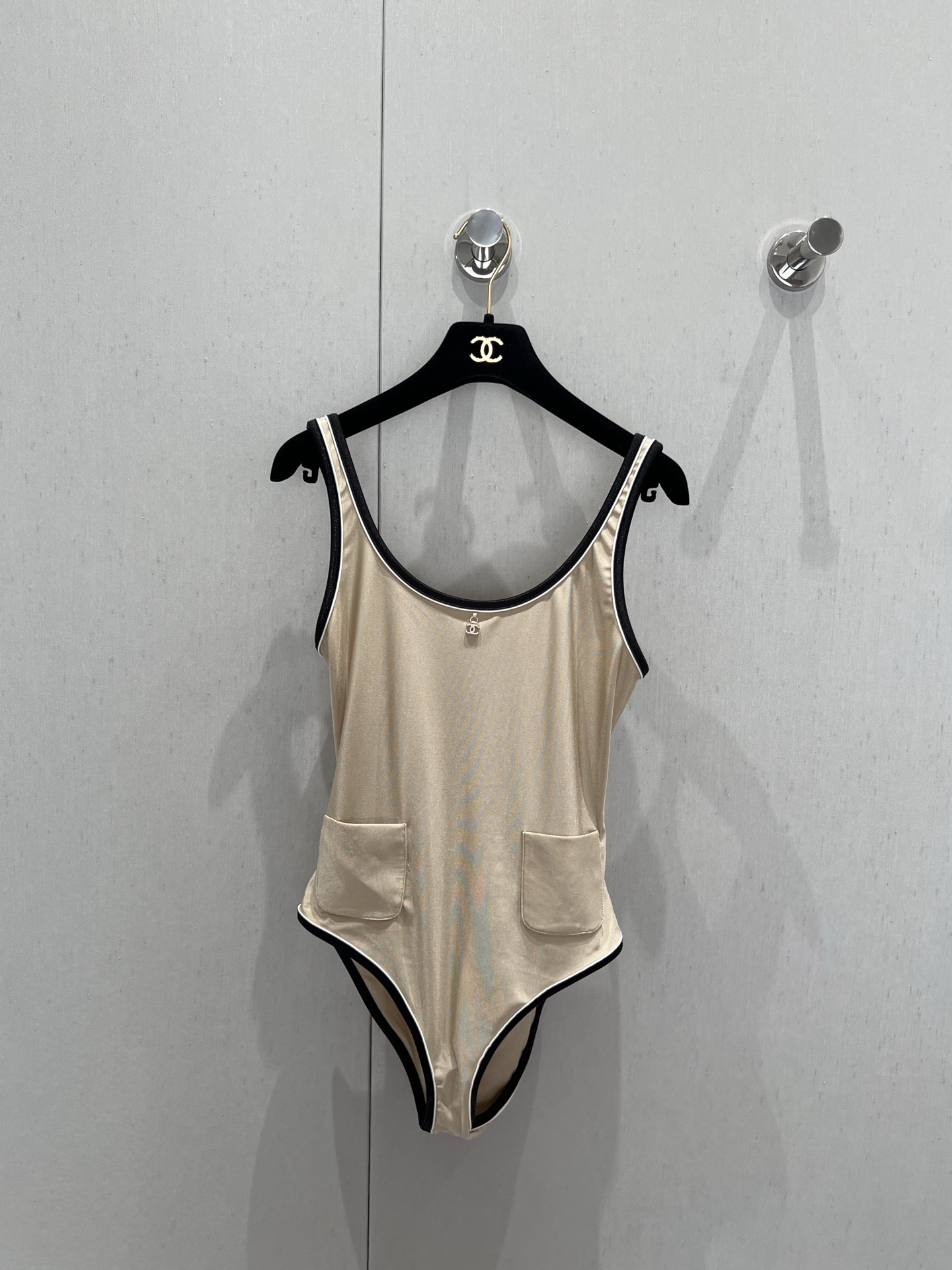 NO:423396,Support for replacement Chane* 25M Coco Beach series new model Mermaid Princess Back Hollow One-piece Swimsuit | Exclusive yb development!  High-end production!  ♀Low-key and versatile color matching, blingbling under the sun, like wearing the summer sun on your body~ High slit design + double C logo rhinestone embellishment, sexy and high-end, when wearing it on vacation, it is directly beautiful to the beach focus, the glossiness under the sun is really good, the workmanship quality depends on the details. S/M/L real-life details pictures are available in stock, chanel, swimsuits, alexander wang19860909支持换款 Chane* 25M Coco Beach系列新款 人鱼公主后背镂空连体泳衣丨独家yb开发！高版出品！♀低调百搭的配色,阳光下blingbling的,像把夏日的阳光穿在身上～ 高衩设计+双C Logo水钻点缀,性感又高级,度假穿它直接美成海滩焦点,太阳下的光泽感真的好好看 做工品质看细节.现货发售S/M/L实拍细节图,,chanel,swimsuits,alexander wang,Women's clothing