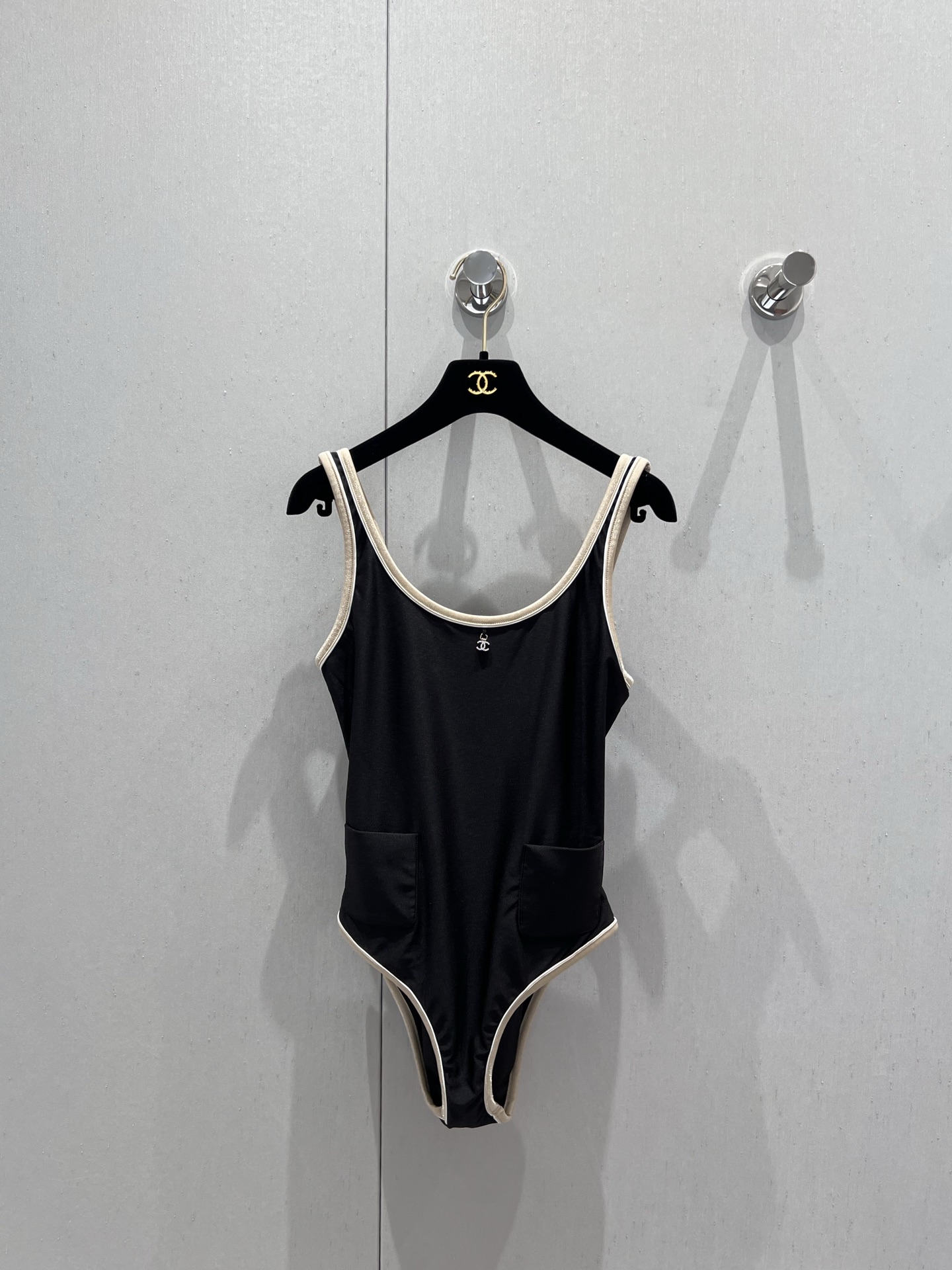 NO:424831,Support for replacement Chane* 25M Coco Beach series new model Mermaid Princess Back Hollow One-piece Swimsuit | Exclusive yb development!  High-end production!  ♀Low-key and versatile color matching, blingbling under the sun, like wearing the summer sun on your body~ High slit design + double C logo rhinestone embellishment, sexy and high-end, when wearing it on vacation, it is directly beautiful to the beach focus, the glossiness under the sun is really good, the workmanship quality depends on the details. S/M/L real-life details pictures are available in stock, chanel, swimsuits, alexander wang19860909支持换款 Chane* 25M Coco Beach系列新款 人鱼公主后背镂空连体泳衣丨独家yb开发！高版出品！♀低调百搭的配色,阳光下blingbling的,像把夏日的阳光穿在身上～ 高衩设计+双C Logo水钻点缀,性感又高级,度假穿它直接美成海滩焦点,太阳下的光泽感真的好好看 做工品质看细节.现货发售S/M/L实拍细节图,,chanel,swimsuits,alexander wang,Women's clothing