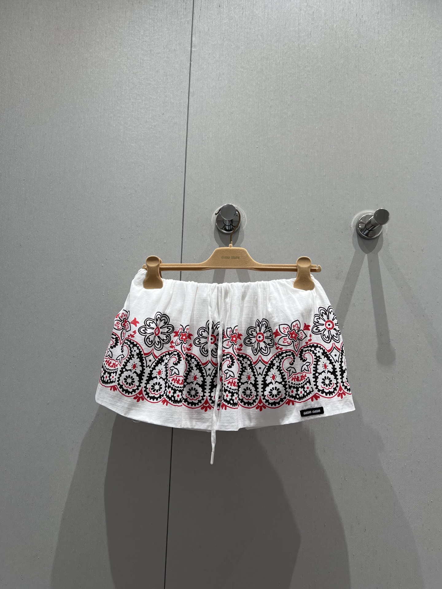 NO:423474,Support replacement MiuMi* 25Ss spring and summer new model Hawaiian vacation style elastic waist flower bud short skirt丨Exclusive yb development!  High-end production!  Fully positioned printed patterns full of summer atmosphere!  Custom imported pure cotton fabric has a great texture. The elastic waist lace design is a classic style, which makes the upper body look slimming!  Lazy and casual high-end items create a pear-shaped outfit!  It is sweet or salty and has a versatile temperament that is not picky!  Workmanship quality depends on the details. S/M/L real photos of S/M/L are sold in stock, miumiu, skirts, alexander wang19860909支持换款 MiuMi* 25Ss春夏新款 夏威夷度假风气质松紧腰花苞短半裙丨独家yb开发！高版出品！全定位印花图案满满的夏日气息！定制进口纯棉面料质感超赞.松紧腰系带设计经典版型上身巨显瘦！慵懒随性的高级单品打造梨形身材的穿搭天菜！可甜可盐气质百搭不挑人！做工品质看细节.现货发售S/M/L实拍细节图,,miumiu,skirts,alexander wang,Women's clothing