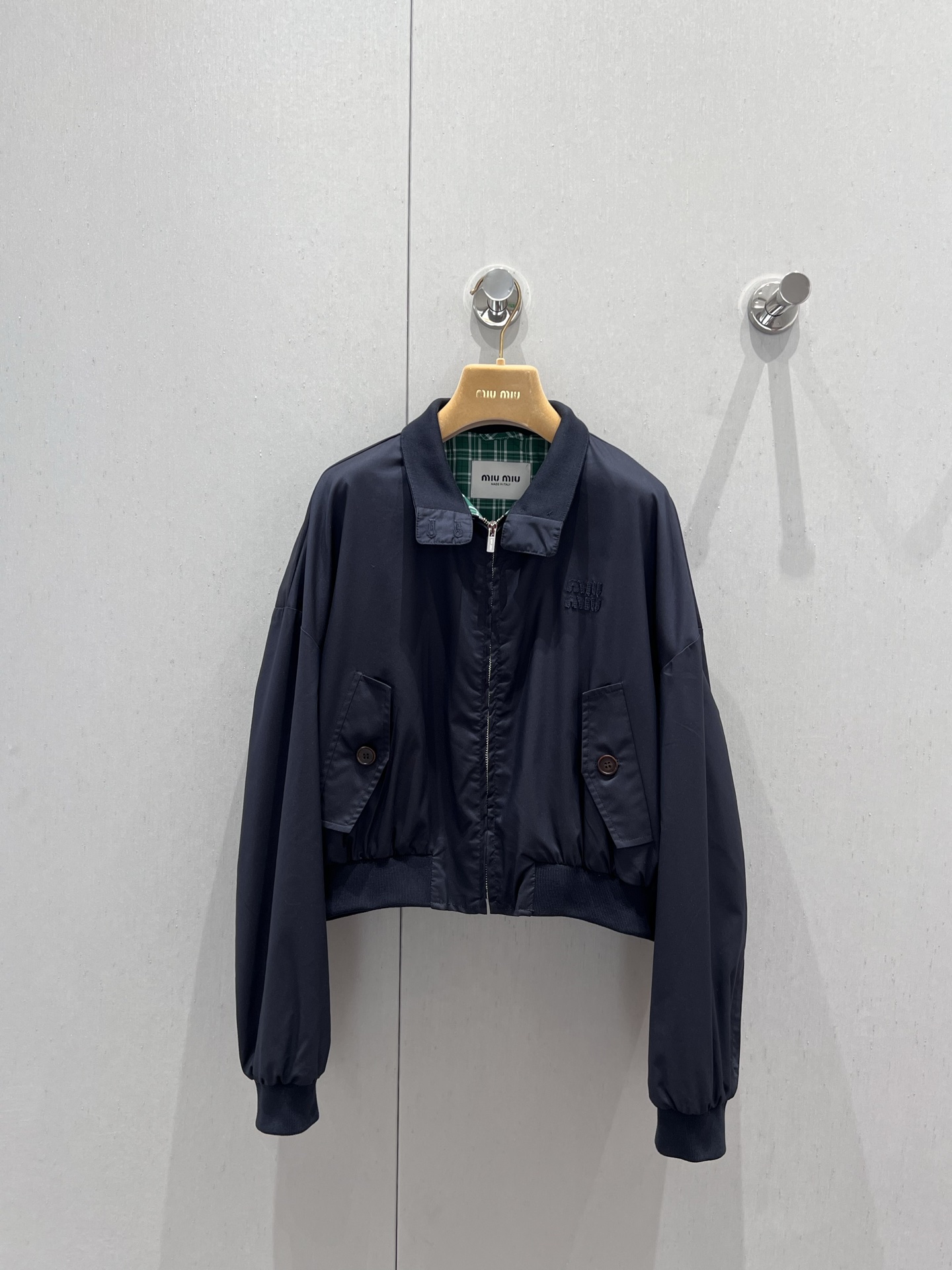 NO:424802,Support replacement MiuMi* 25Fw early autumn new style Panama cotton navy blue zipper jacket | Exclusive yb development!  High-end production!  Embroidery with brand logo, contrasting cotton plaid lining, knitted vertical collar neckline, right length, upper body with height and elongation ratio, the same workmanship quality of men and women depends on the details. S/M/L real photos are available in stock, miumiu, jackets & coats, jackets & coats, alexander wang19860909支持换款 MiuMi* 25Fw早秋新款 巴拿马棉质藏蓝色束腰拉链夹克外套丨独家yb开发！高版出品！饰有品牌标识刺绣 撞色棉质格纹内衬 针织立领领口 恰到好处的长度上身显高拉长比例～男女同款做工品质看细节.现货发售S/M/L实拍细节图,,miumiu,jackets & coats,jackets & coats,alexander wang,Women's clothing