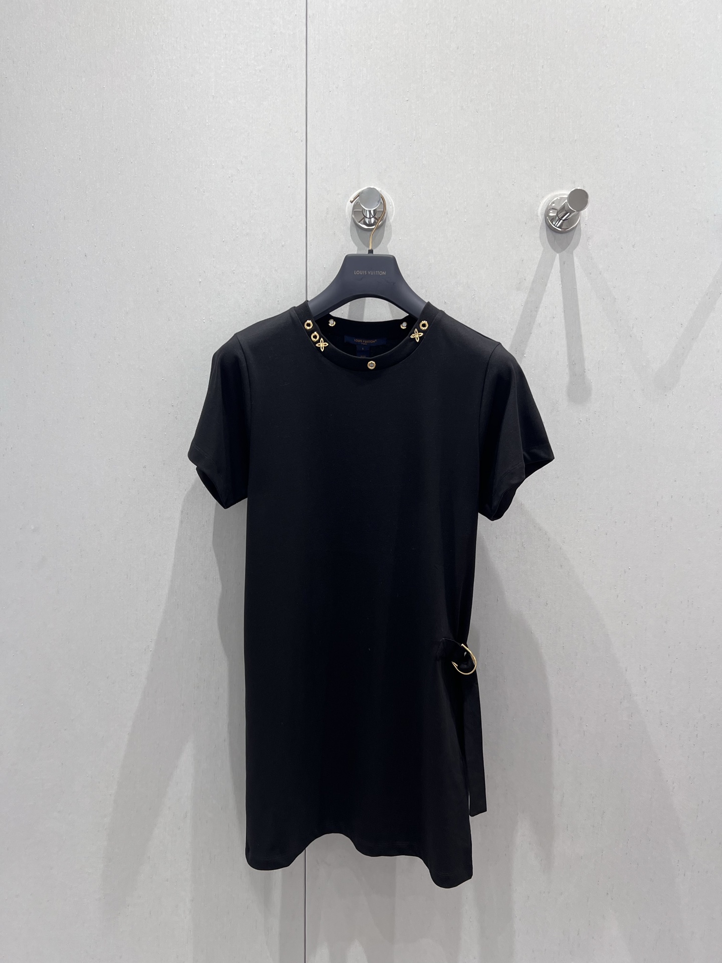 NO:425999,Support replacement Louis Vuitto* 25Ss spring and summer new style retro metal decorative round neck short-sleeved dress 丨Exclusive yb development!  High-end production!  100% pure cotton fabric is made of skin-friendly and comfortable and breathable. The exquisite gold metal decoration at the neckline cleverly breaks the monotony and shows the luxurious style. The unique lace-up design on the side adds agile details and outlines the graceful posture. Whether it is daily going out or important social occasions, it allows you to easily interpret French style and interpret a unique fashion attitude. S/M/L real-life details pictures are available in stock, louis vuitton, skirts, T-shirt, alexander wang19860909支持换款 Louis Vuitto* 25Ss春夏新款 复古金属装饰圆领短袖连衣裙丨独家yb开发！高版出品！采用百分百纯棉面料,亲肤舒适,透气性佳.领口处精致的金色金属装饰,巧妙打破单调,彰显奢华格调.侧边独特的系带设计,增添灵动细节,勾勒曼妙身姿.无论是日常出街,还是重要社交场合,它都能让你轻松演绎法式风情,诠释独树一帜的时尚态度.现货发售S/M/L实拍细节图,,louis vuitton,skirts,T-shirt,alexander wang,Women's clothing