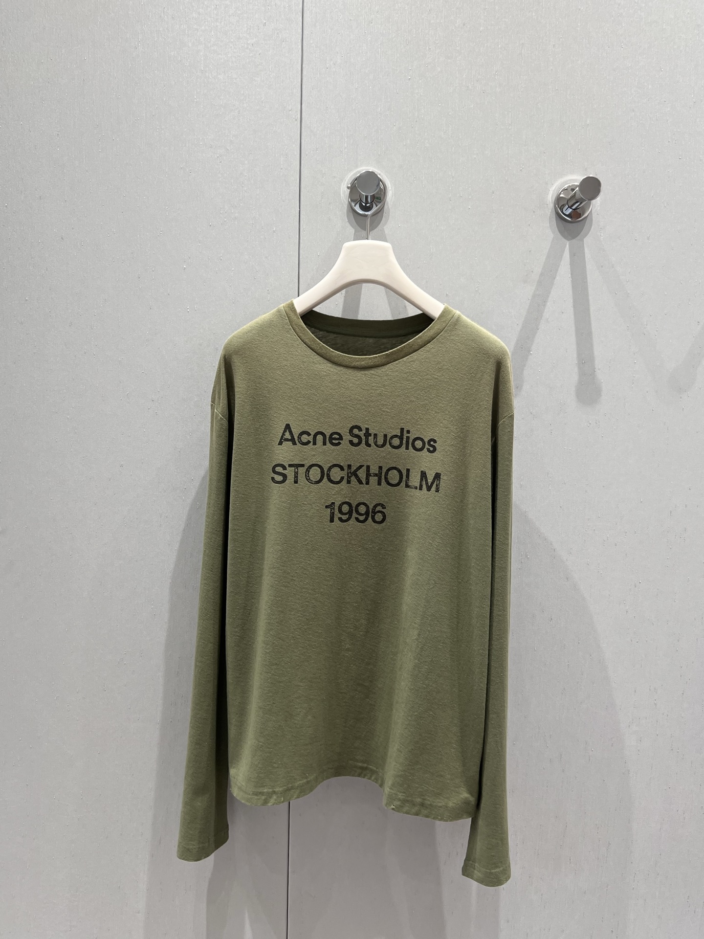NO:426671,Support replacement Acne studio* 25ss Spring and Summer New Style Retro Aged Washed Green 1996 Long Sleeve T-shirt | Exclusive yb development!  High-end production!  The classic silhouette in 1996 met with the washed and worn olive green, creating this retro worn olive green long-sleeved T-shirt. The selected 85 cotton and 15 linen blend fabrics are both skin-friendly and breathable, and the draped texture of linen. The carefully designed micro-hole details at the neckline are low-key to interpret the retro style. The light and plain tone has a cool and high-end temperament. Whether paired with jeans or casual shorts, it can easily create a daily retro atmosphere, add a unique charm to summer outfits, and make every time you go out full of retro style. S/M/L real-life details pictures, acne studios, dior, shorts, jeans, tees, t-shirt, alexander wang19860909支持换款 Acne studio* 25ss春夏新款 复古做旧水洗绿1996长袖T恤丨独家yb开发！高版出品！1996年经典廓形与水洗做旧的橄榄绿相遇,造就这款复古做旧水洗绿长袖T恤.精选85棉与15亚麻混纺面料,既有棉质的亲肤透气,又具亚麻的垂坠质感.领口处精心设计的微破洞细节,低调演绎复古格调.淡人素色的色调,自带着清冷高级的气质.无论是搭配牛仔裤还是休闲短裤,都能轻松营造日常复古氛围,为夏日穿搭增添独特韵味,让每一次出门都充满复古风情.现货发售 S/M/L实拍细节图,,acne studios,dior,shorts,jeans,tees，t-shirt,alexander wang,Women's clothing