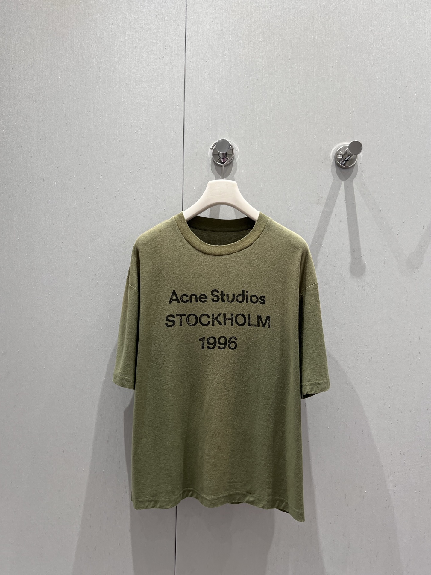 NO:426661,Support replacement Acne studio* 25ss Spring and Summer New Style Retro Aged Washed Green 1996 Short-sleeved T-shirt | Exclusive yb development!  High-end production!  In 1996, the classic silhouette and the washed and worn olive green meet, creating this retro, old-fashioned washing green short-sleeved T-shirt. The selected 85 cotton and 15 linen blend fabrics are both skin-friendly and breathable, and the draped texture of linen. The carefully designed micro-hole details at the neckline are low-key to interpret the retro style. The light and plain tone has a cool and high-end temperament. Whether paired with jeans or casual shorts, it can easily create a daily retro atmosphere, add a unique charm to summer outfits, and make every time you go out full of retro style. On sale S/M/L real-life details, acne studios, dior, shorts, jeans, T-shirt, tees, t-shirt, alexander wang19860909支持换款 Acne studio* 25ss春夏新款 复古做旧水洗绿1996短袖T恤丨独家yb开发！高版出品！1996年经典廓形与水洗做旧的橄榄绿相遇,造就这款复古做旧水洗绿短袖T恤.精选85棉与15亚麻混纺面料,既有棉质的亲肤透气,又具亚麻的垂坠质感.领口处精心设计的微破洞细节,低调演绎复古格调.淡人素色的色调,自带着清冷高级的气质.无论是搭配牛仔裤还是休闲短裤,都能轻松营造日常复古氛围,为夏日穿搭增添独特韵味,让每一次出门都充满复古风情.现货发售 S/M/L实拍细节图,,acne studios,dior,shorts,jeans,T-shirt,tees，t-shirt,alexander wang,Women's clothing
