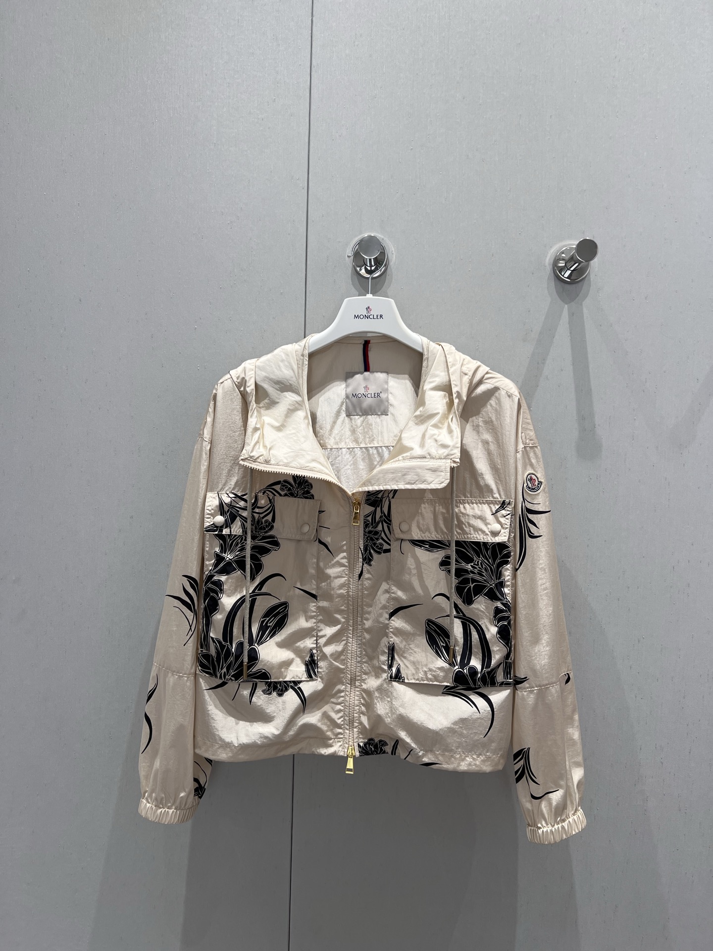 NO:426011,Support replacement Moncle* 25Ss spring and summer new Sauvan vacation style flower and grass printed light and hooded sun protection jacket | Exclusive yb development!  High-end production!  Fully printed plant vine pattern, rich visual effect, elastic and flexible cuffs, more lightweight and flexible, loose drawstring clothes get rid of bloated, windproof and cold protection, first-class windproof and cold protection, combined with symmetrical flip pocket design, add layered look, elbow embellishes iconic badge decoration, highlight the brand tone, enhance the fashion of outdoor activities, casual wear, brilliant and fashionable, S/M/L real-life details pictures,, jackets & coats, hats, alexander wang19860909支持换款 Moncle* 25Ss春夏新款 Sauvan度假风花草印花轻薄连帽防晒外套丨独家yb开发！高版出品！通体满印植物藤蔓图案 丰富视觉效果 袖口弹性松紧贴合身型 更轻便灵活 宽松抽绳衣摆摆脱臃肿 防风御寒效果一流 配合对称翻盖大口袋设计 增添造型层次感 手肘点缀标志性徽章装饰 彰显品牌调性 提升户外活动穿搭的时尚度 随意外搭出彩时髦 现货发售S/M/L实拍细节图,,jackets & coats,hats,alexander wang,Women's clothing