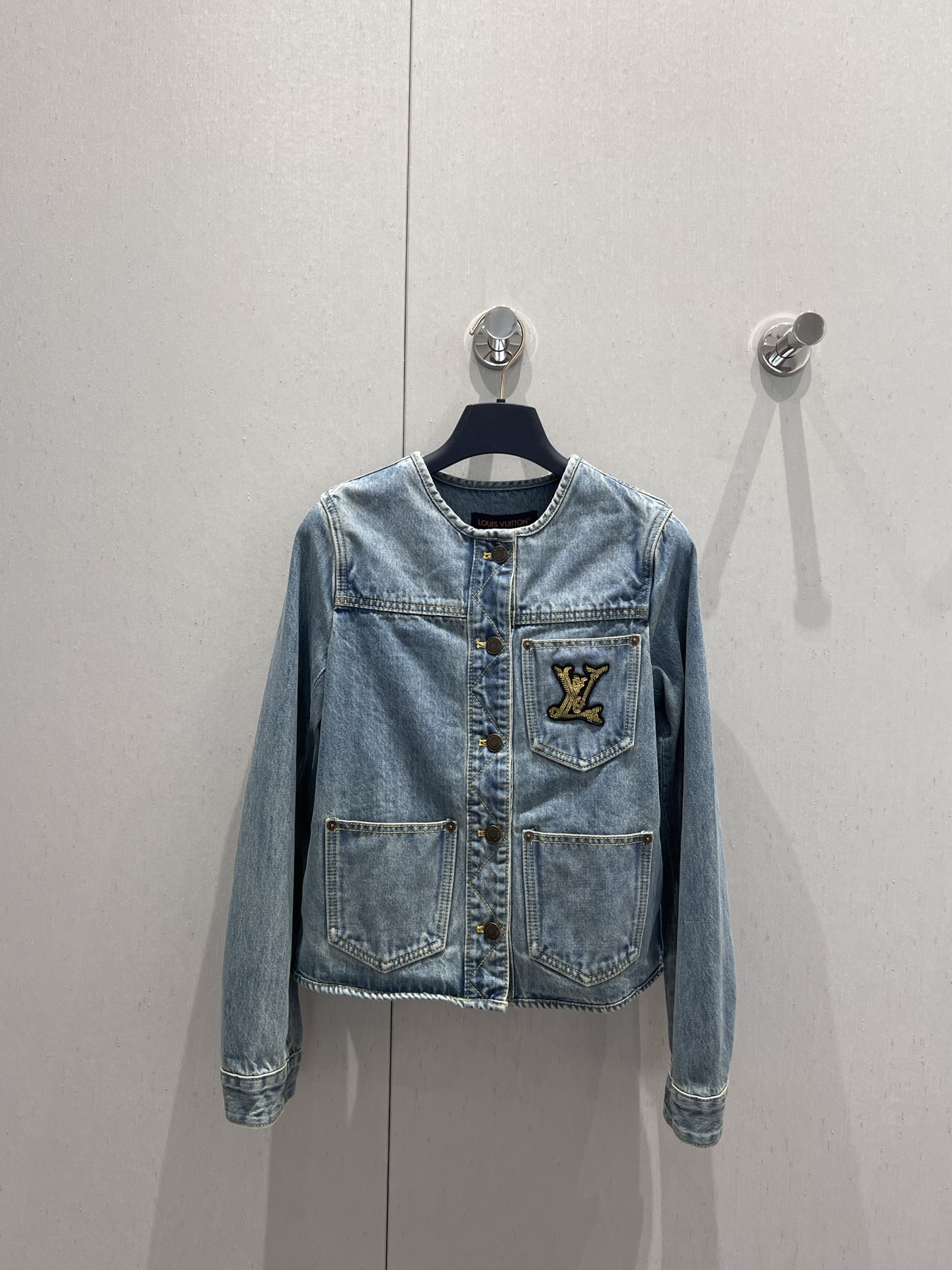 NO:424851,Support replacement Louis Vuitto* 25Ss spring and summer new model Nautical series embroidered single-breasted round neck denim jacket | Exclusive yb development!  High-end production!  Ordered and dyed Japanese denim fabrics are truly made of pure cotton yarn and weaving to make the version shipment process enlarge and see the details. In addition, the reduction degree is close to more than 98, and the workmanship is invincible. Really restored 1:1. Buy directly with your eyes closed. Workmanship quality is looking at the details. On-site sale 34/36/38 real-time details pictures, louis vuitton, jackets & coats, alexander wang19860909支持换款 Louis Vuitto* 25Ss春夏新款 航海系列刺绣单排扣圆领牛仔外套丨独家yb开发！高版出品！订织订染日本丹宁牛仔面料真正用到纯棉纱线织布做到对版出货工艺放大看细节除还原度接近98以上 做工也无敌了真正做到1:1还原 直接闭着眼购买 做工品质看细节.现货发售34/36/38实拍细节图,,louis vuitton,jackets & coats,alexander wang,Women's clothing