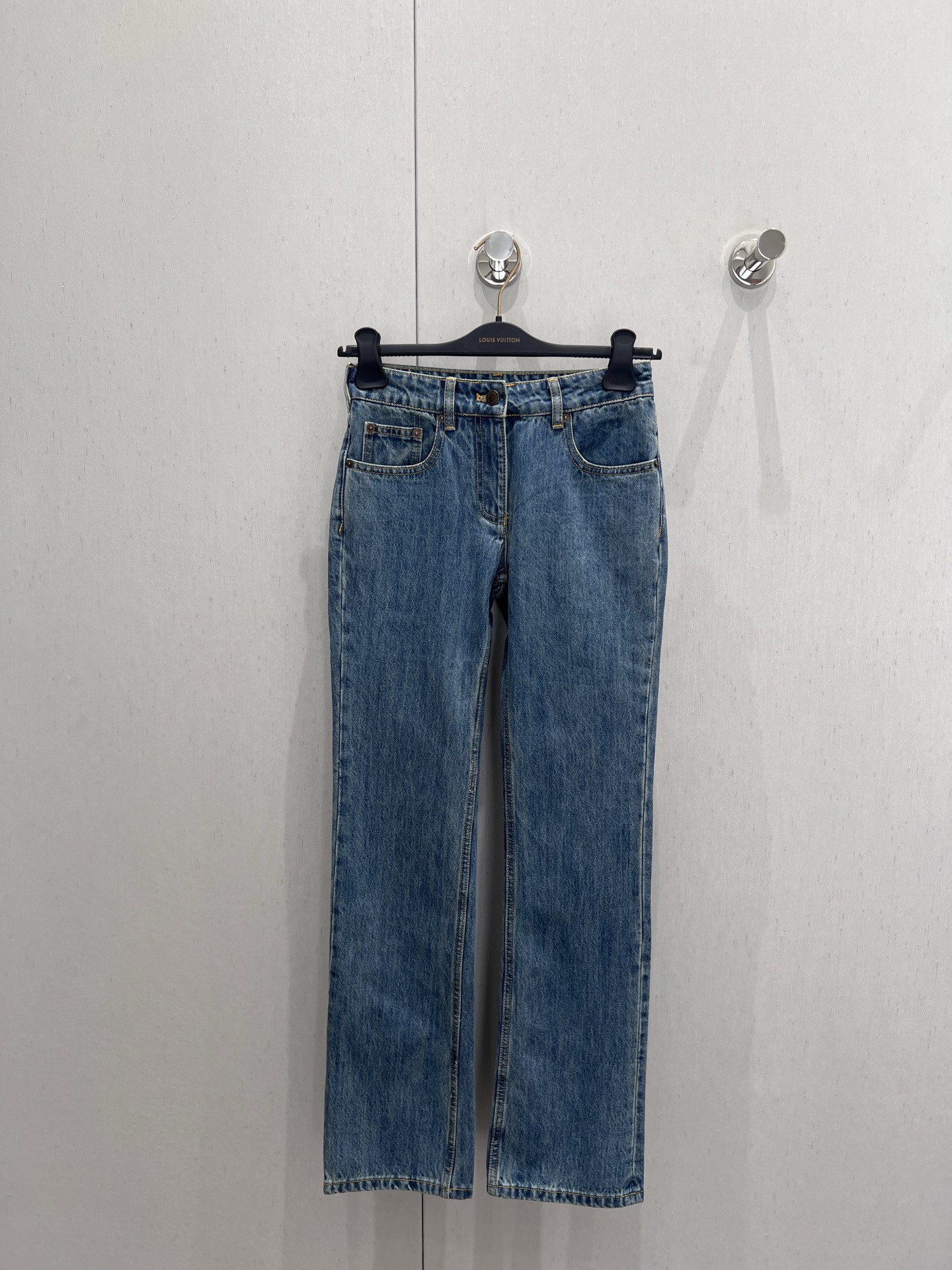 NO:424872,Support replacement Louis Vuitto* 25Ss spring and summer new model Nautical series embroidered denim jean trousers | Exclusive yb development!  High-end production!  Ordered and dyed Japanese denim fabrics are truly made of pure cotton yarn and weaving to make the version shipment process enlarge and see the details. In addition, the reduction degree is close to more than 98, and the workmanship is invincible. Really restored 1:1. Buy directly with your eyes closed. Workmanship quality is looking at the details. On-site sale 34/36/38 real-time details pictures, louis vuitton, alexander wang19860909支持换款 Louis Vuitto* 25Ss春夏新款 航海系列刺绣丹宁牛仔长裤丨独家yb开发！高版出品！订织订染日本丹宁牛仔面料真正用到纯棉纱线织布做到对版出货工艺放大看细节除还原度接近98以上 做工也无敌了真正做到1:1还原 直接闭着眼购买 做工品质看细节.现货发售34/36/38实拍细节图,,louis vuitton,alexander wang,Women's clothing